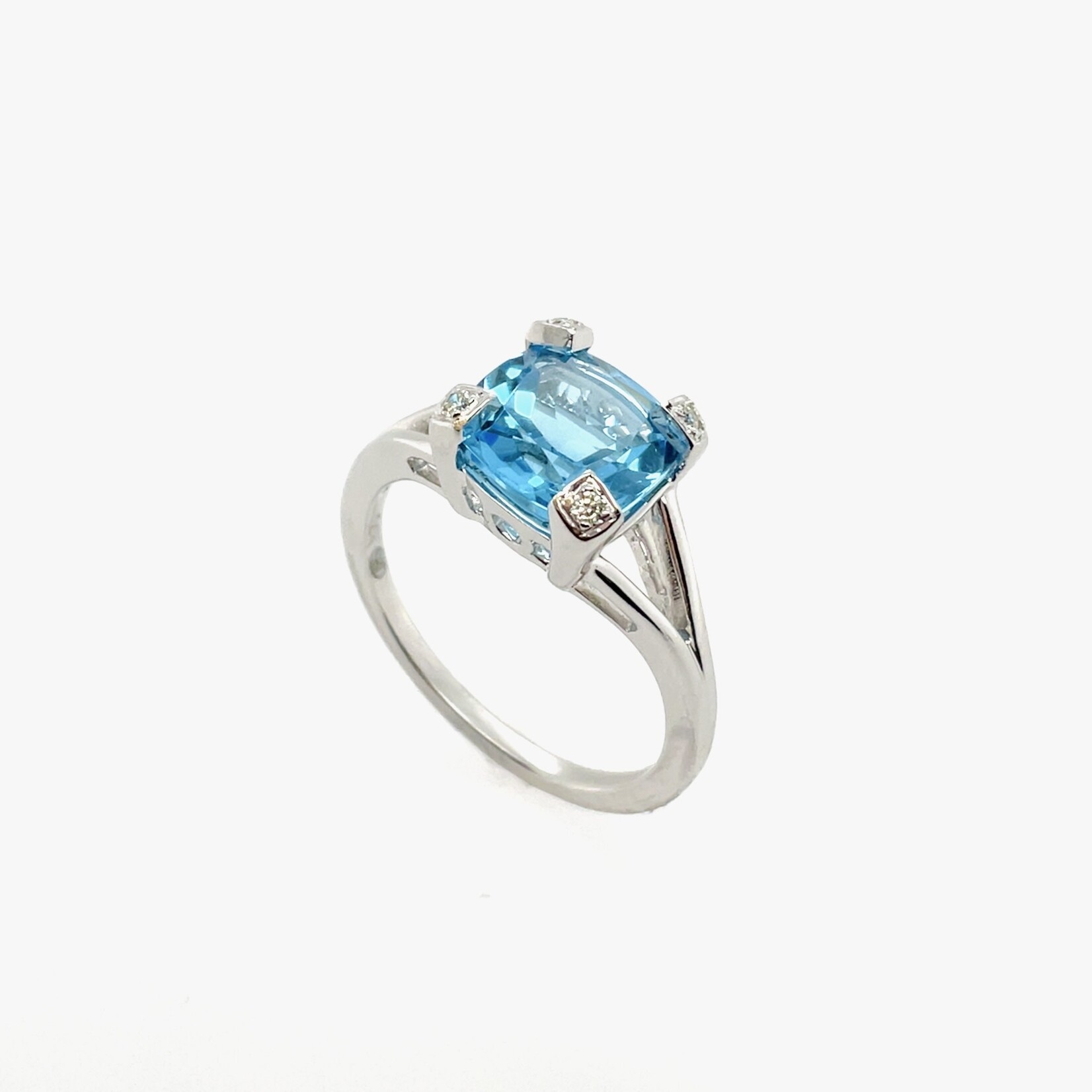 14K Ladies Blue Topaz Ring Size 6
