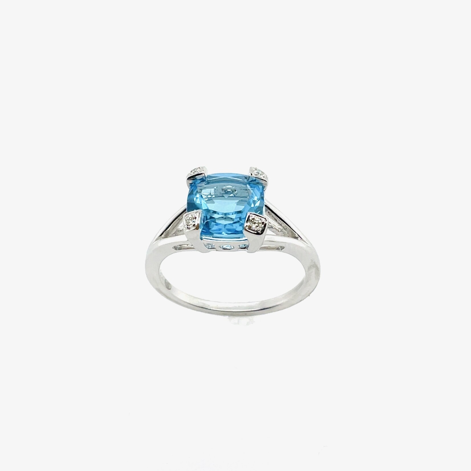 14K Ladies Blue Topaz Ring Size 6