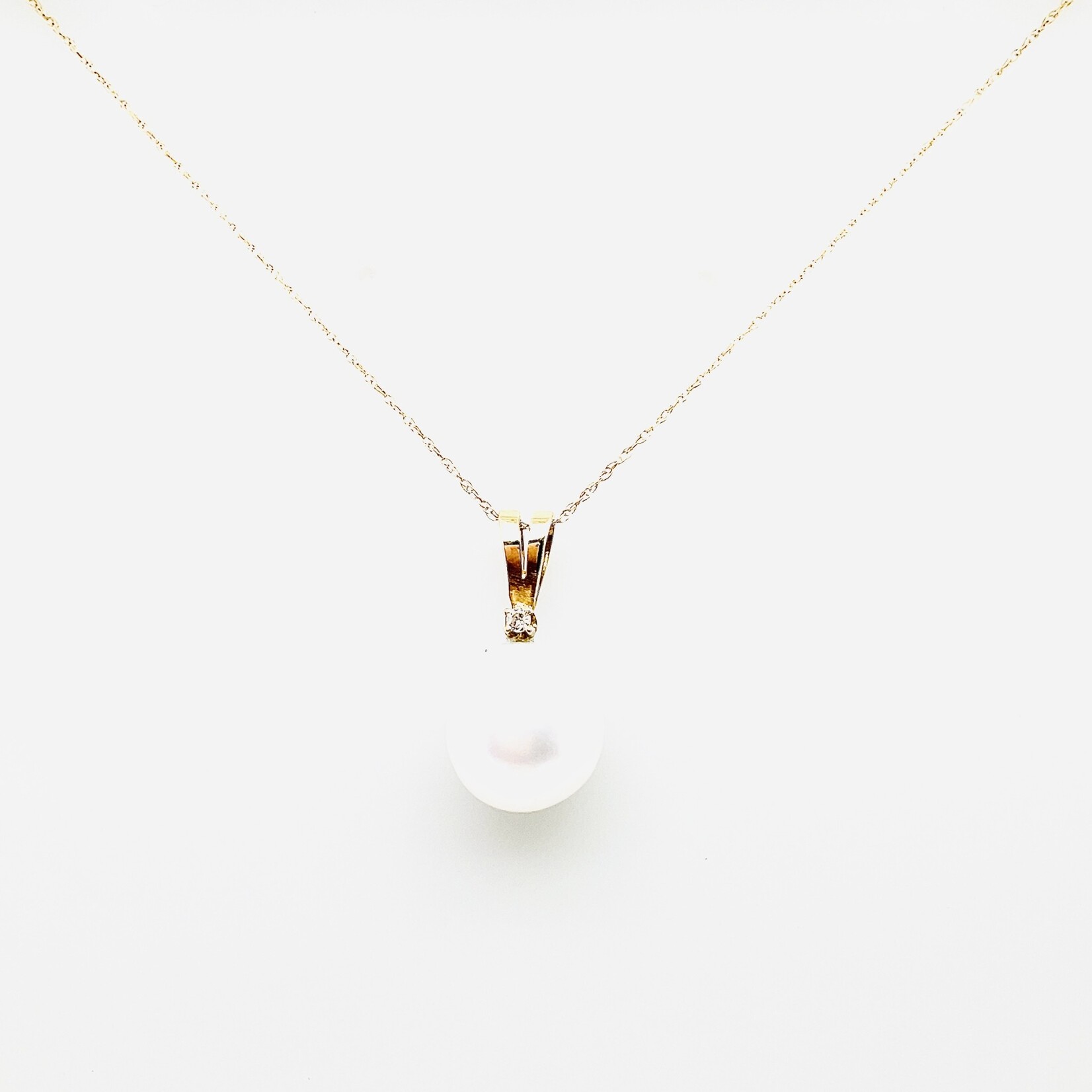 14Kt YG 11mm Freshwater Pearl Necklace, 18" Chain .01 Ctw