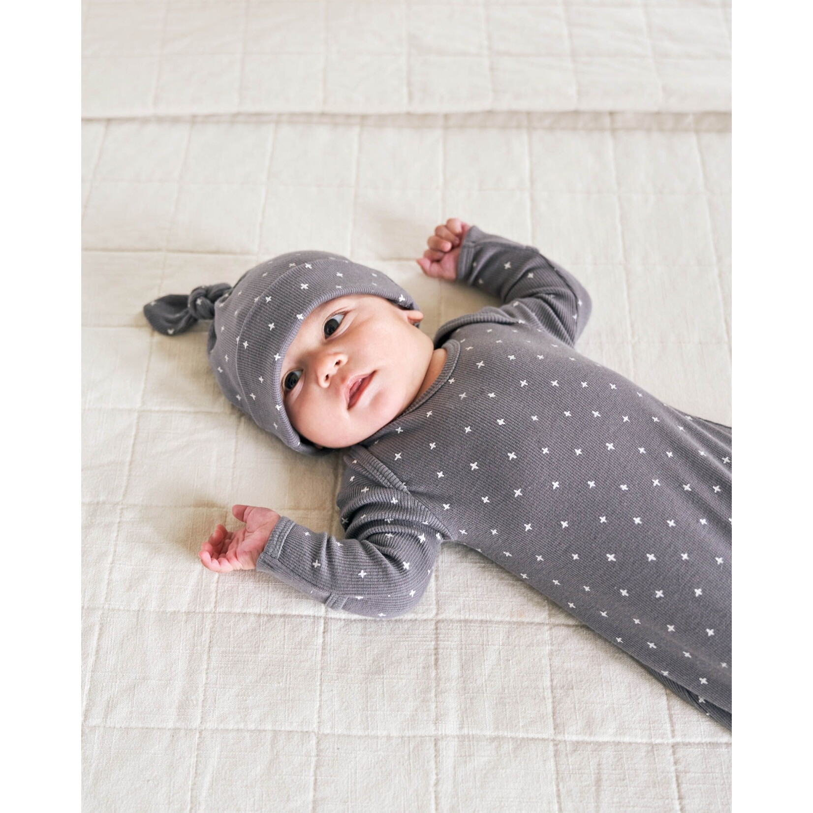 Quincy Mae Quincy Mae - Knotted Baby Gown & Hat