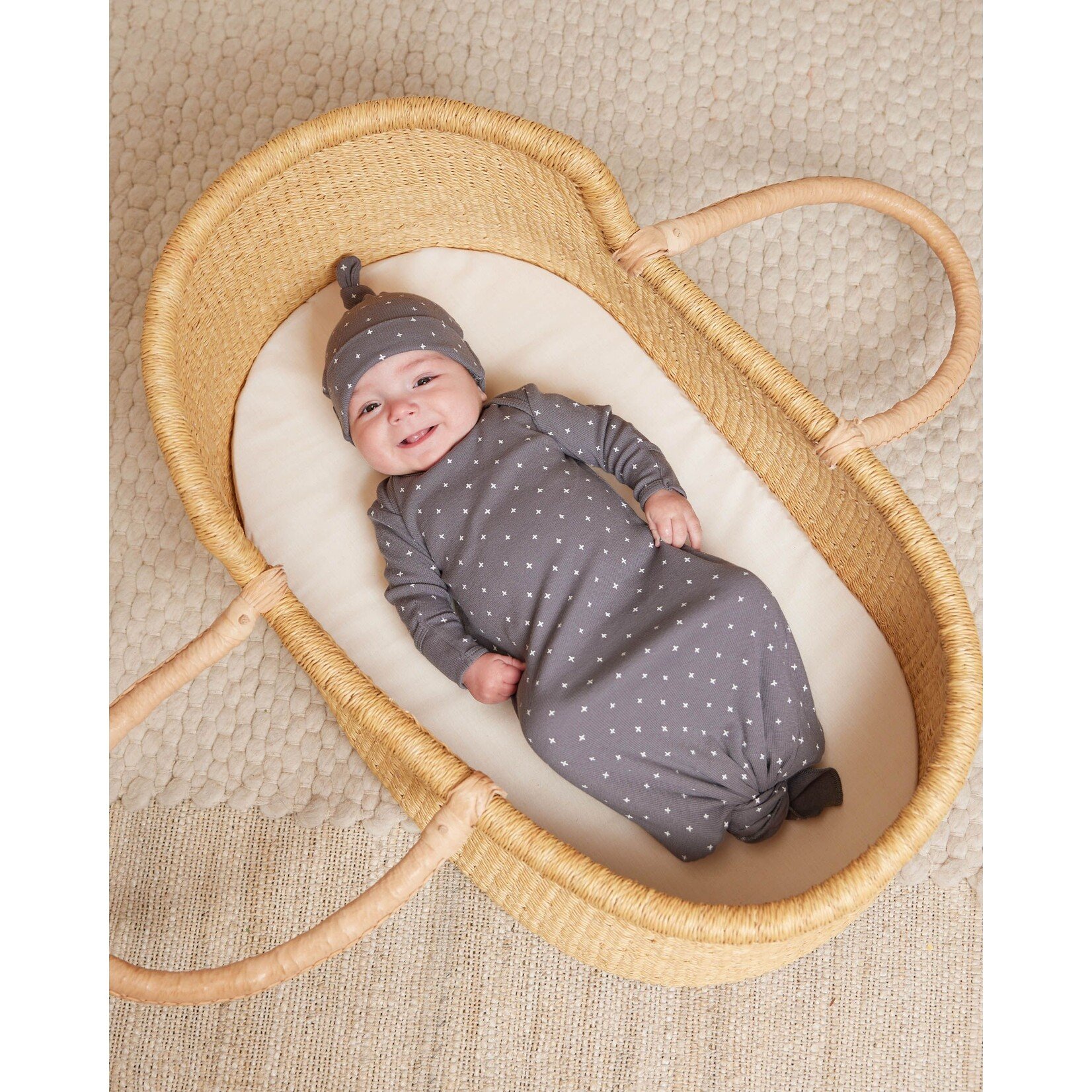 Quincy Mae Quincy Mae - Knotted Baby Gown & Hat