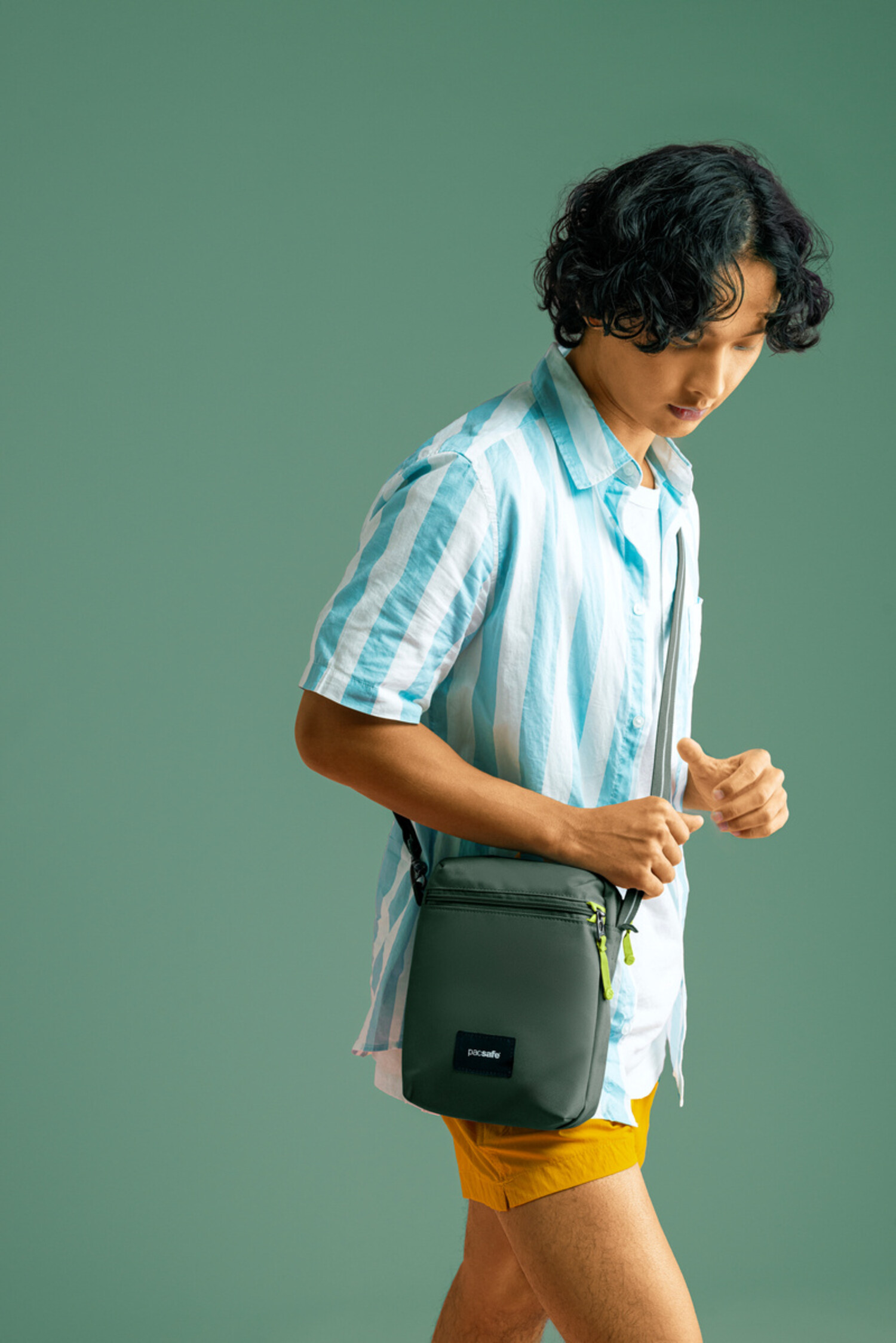 クァンシ Pacsafe® GO 44L Anti-theft Carry-on Backpack