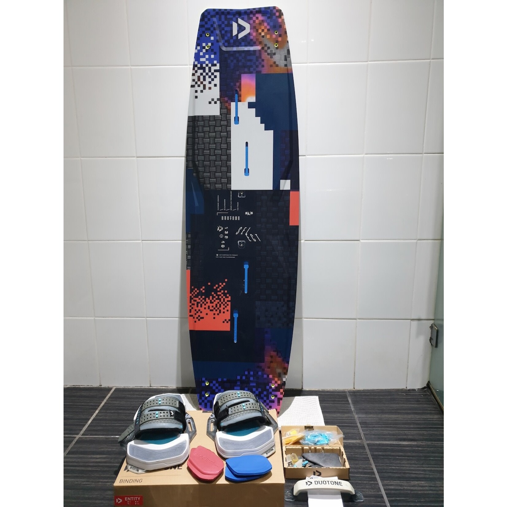 Duotone 2023 Duotone Twintip Select SLS 138 with Entity Strap Large