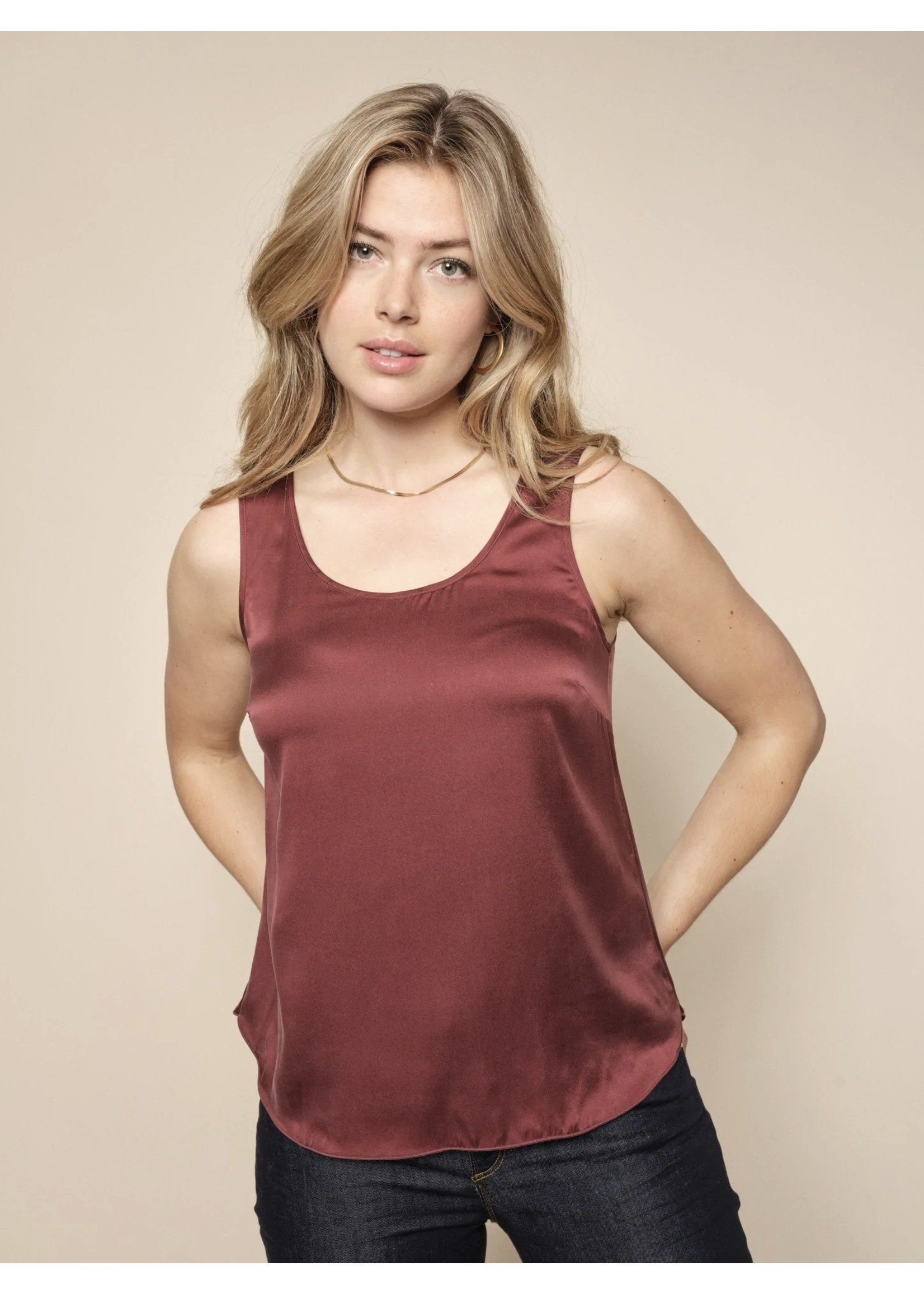 https://cdn.shoplightspeed.com/shops/642476/files/48730103/1652x2313x2/mos-mosh-mos-mosh-astrid-silk-tank-top.jpg