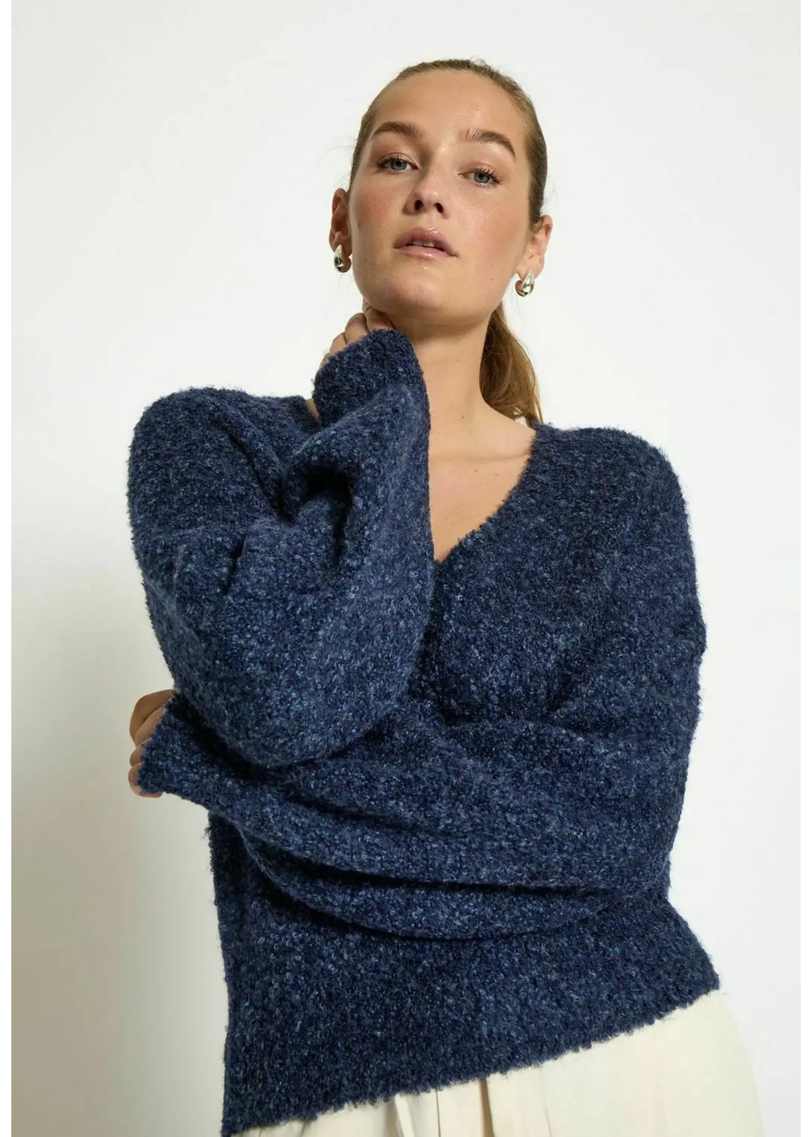 Minus Minus - Jennie V-neck GRS Knit Pullover