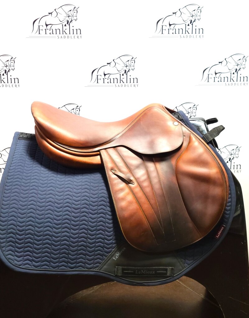 Butet Used Butet Premium Integrated M 17.5 Seat 1.75 Flap Standard Tree Gold Saddle