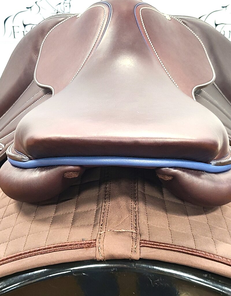 Butet Butet Premium Integrated L 16.5" Seat 2.5 Flap Standard Tree Cachou Saddle with Navy Rear Piping and Seat Stream