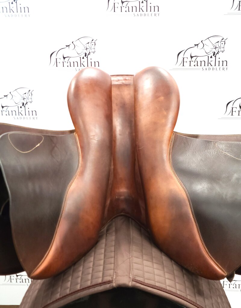 Used Butet C 17.5" Seat 2.25 Flap Standard Tree Gold Saddle Consignment #790