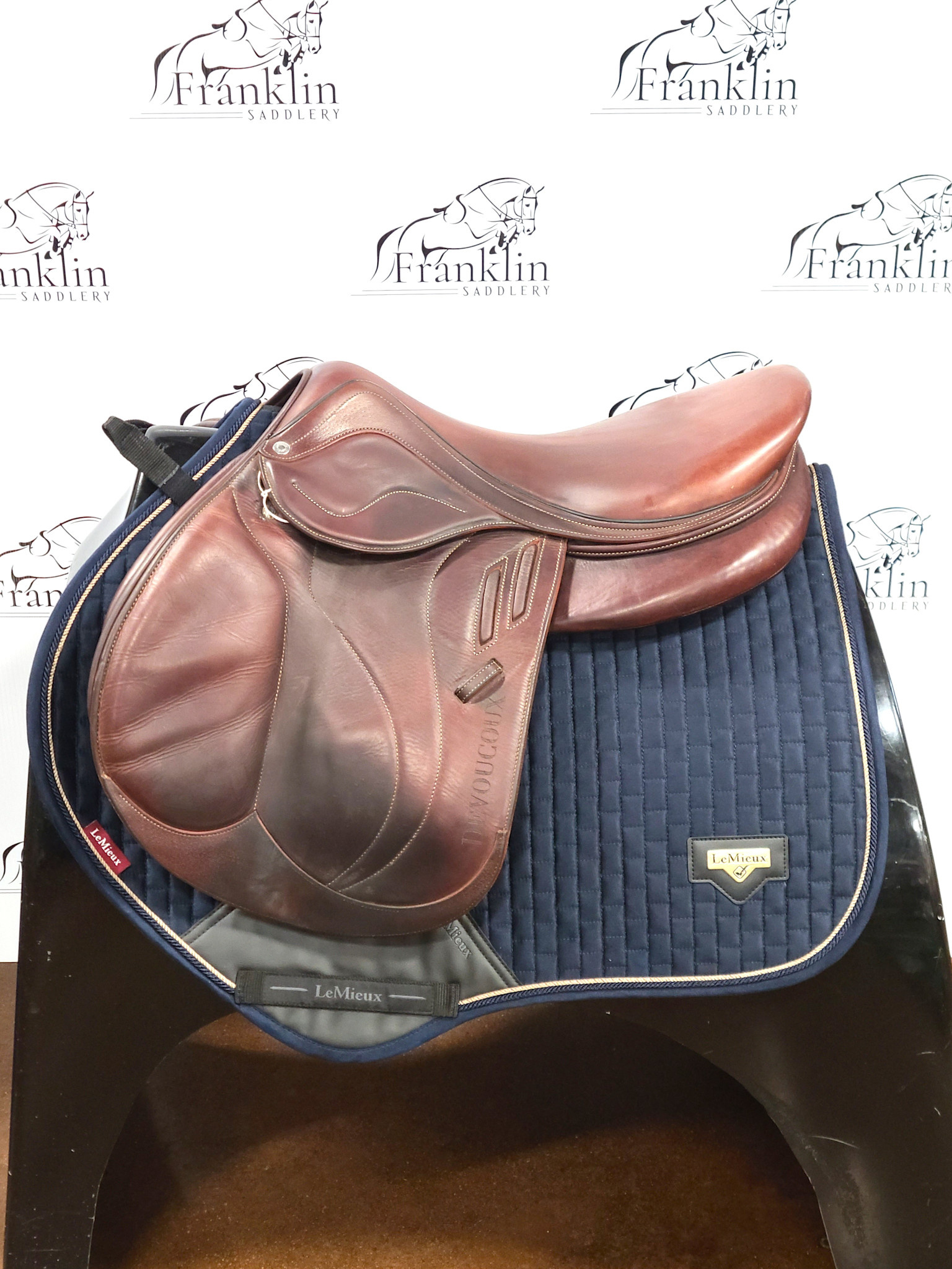 Devoucoux - [ FOCUS ] Our iconic Kolibri. » Combines the action of a