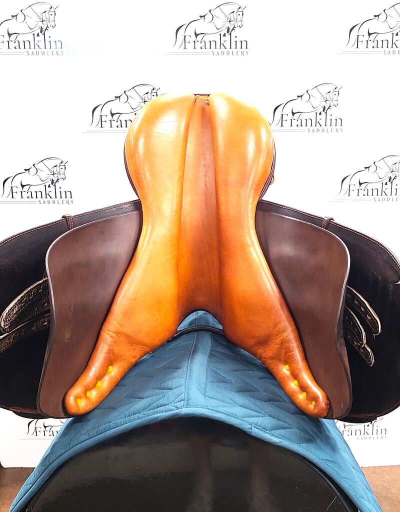 Crosby Close Contact Saddle 17" Seat Consignment #936