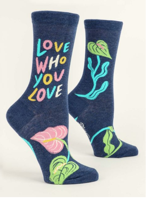 Love Who Women’s Socks (d)