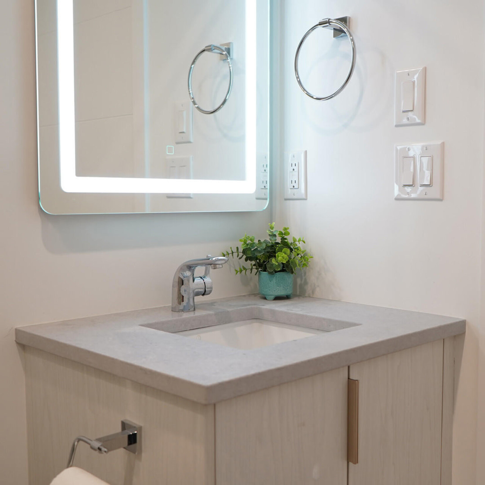 Pearl ETHAN Towel Ring