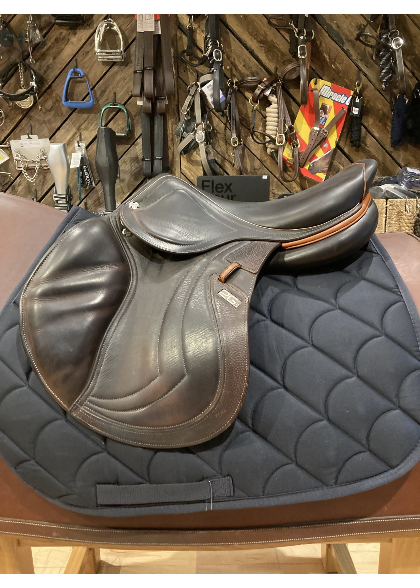 The Saumur BB is the perfect saddle bag. It envokes an equestrian spir