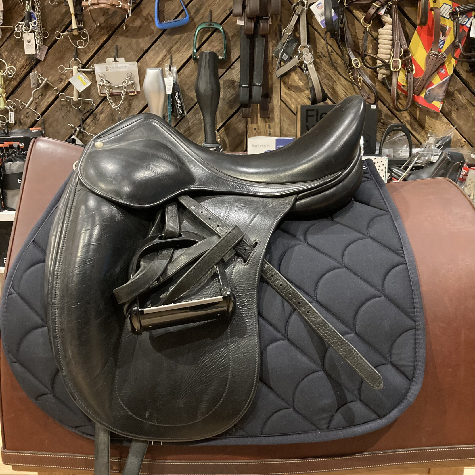 Butet Butet 17.5" Dressage Saddle with Girth