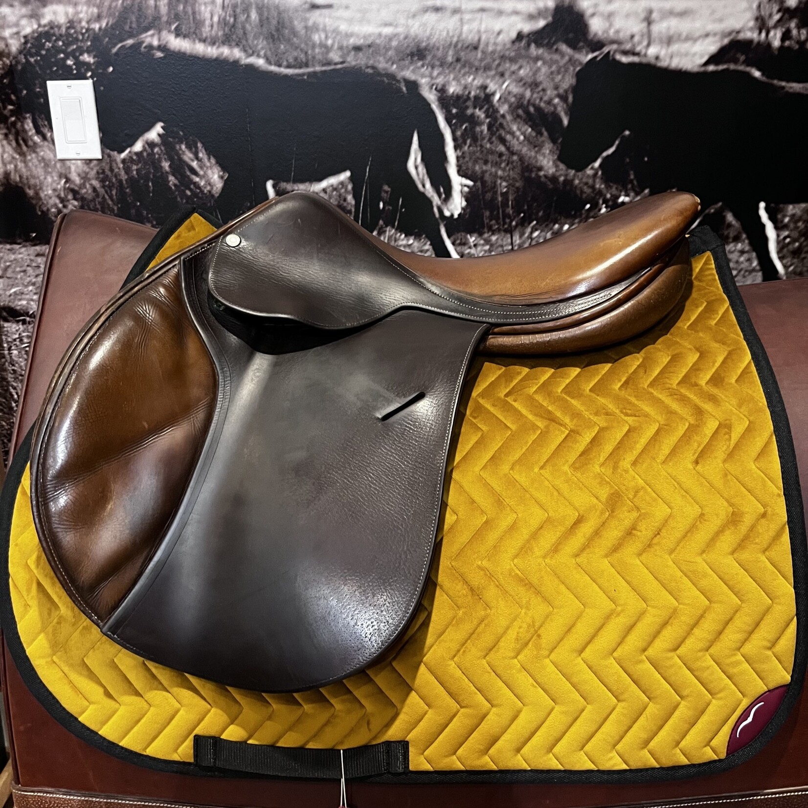 #2993 93 Consigned Butet Jumping Saddle Grained, P (Flat Seat) 2 Flap 18" Gold STD TREE, included cover