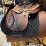 Hermès #52 075 Consigned Hermès Vivace, 17.5" seat, integrated panel, buffalo pads and covered top flap, includes Hermès cover