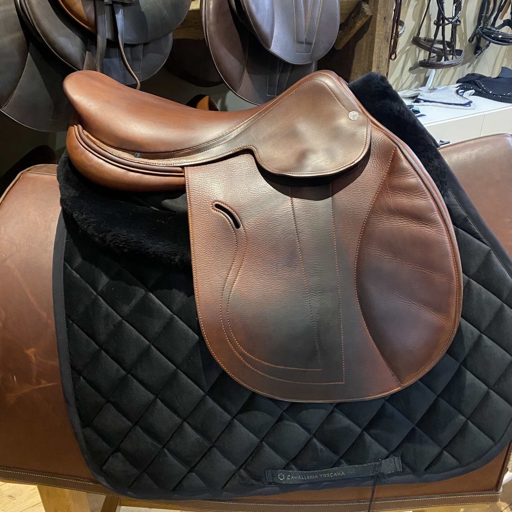 Hermès #52 075 Consigned Hermès Vivace, 17.5" seat, integrated panel, buffalo pads and covered top flap, includes Hermès cover