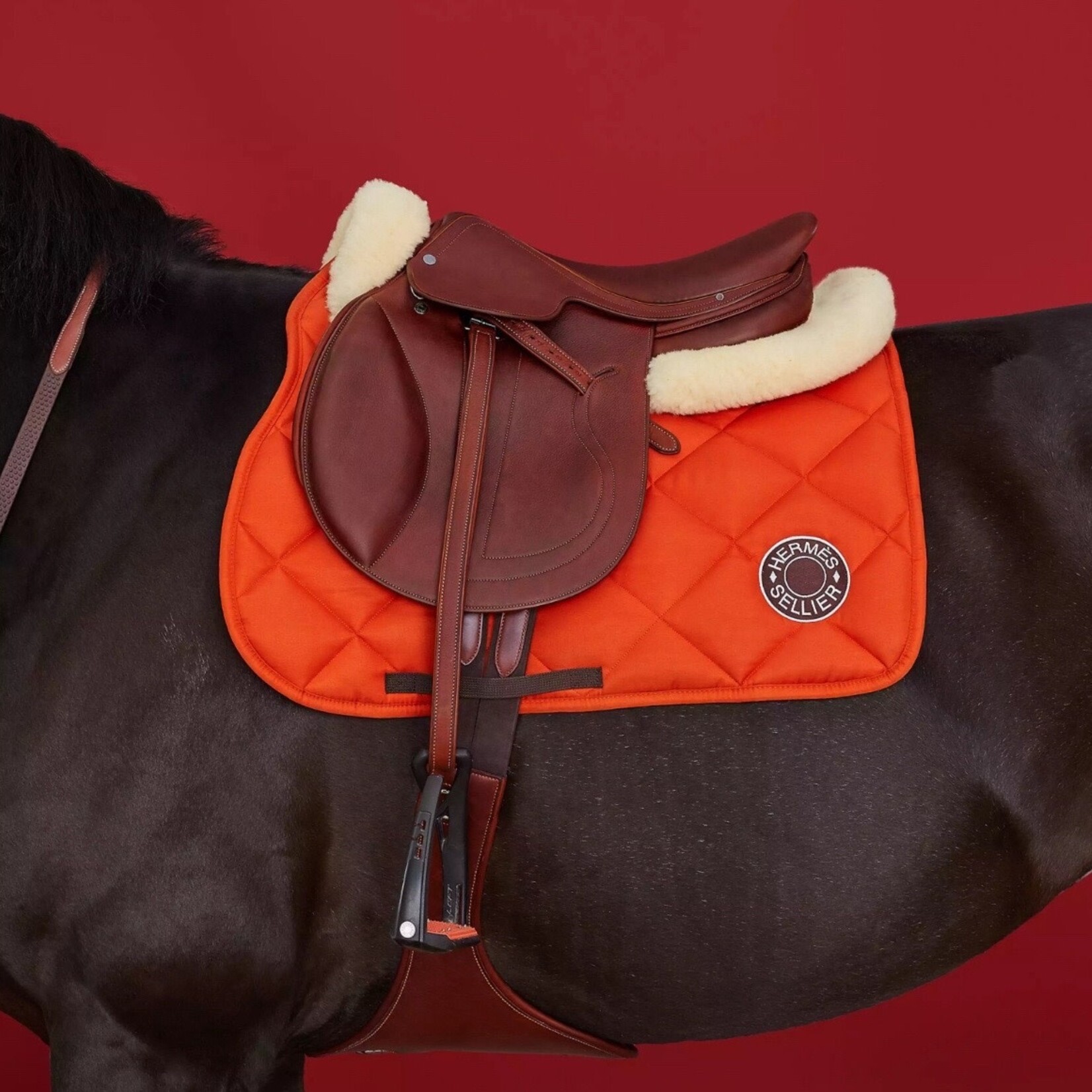Hermès #52 075 Consigned Hermès Vivace, 17.5" seat, integrated panel, buffalo pads and covered top flap, includes Hermès cover