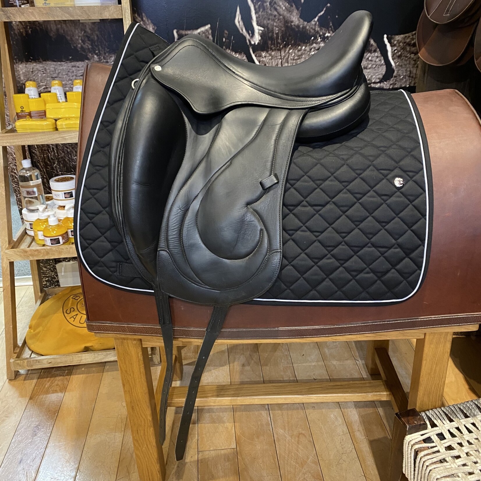 #18 3165 Antares Cadence, 17L seat, Monoflap Dressage, 3R Flap, measures 5.5" dot to dot, w/ Cover