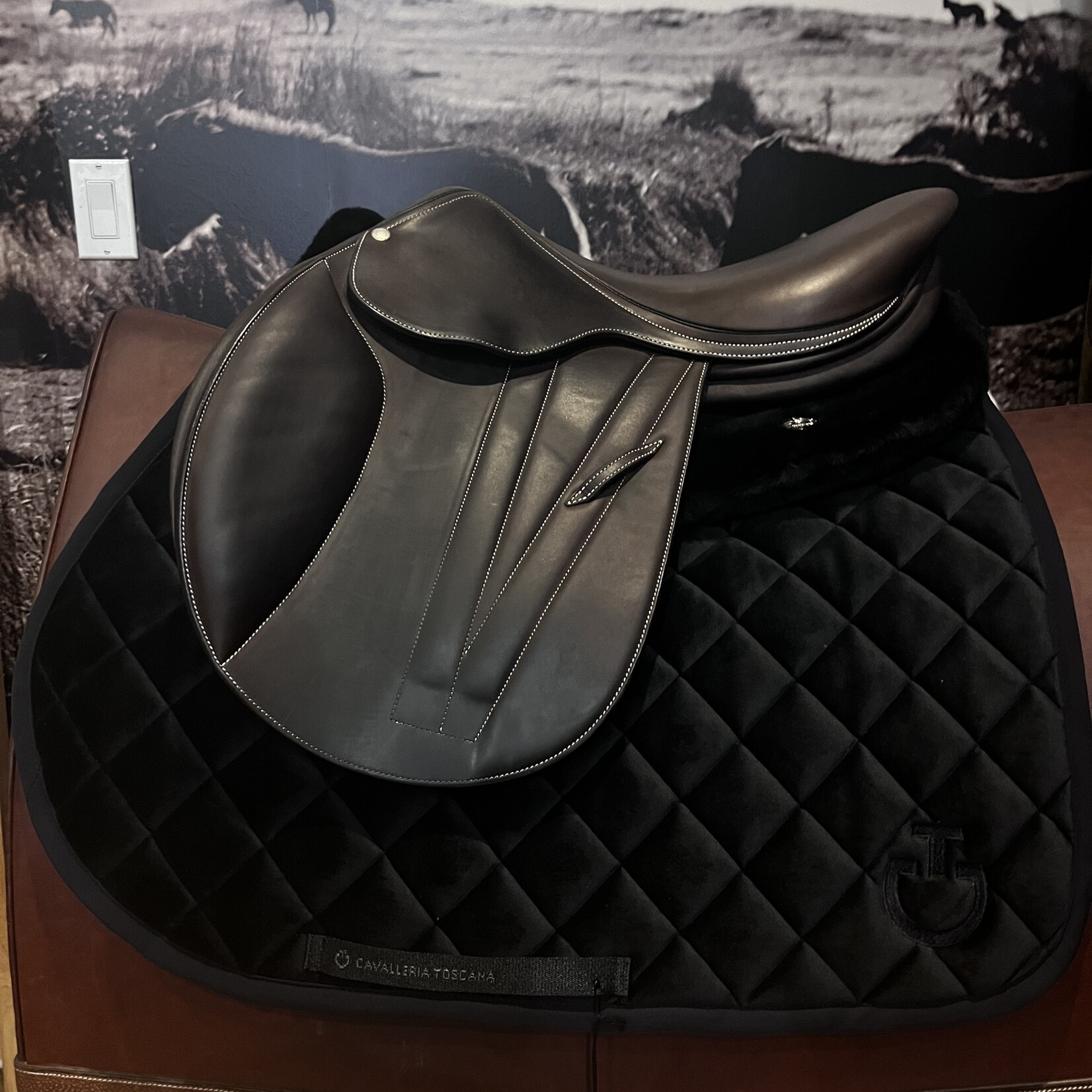 Butet #22 20798 Consigned Butet Jumping Saddle Premium, L Medium Deep Seat Cachou 17" 1 flap, Wide Tree Wool panel