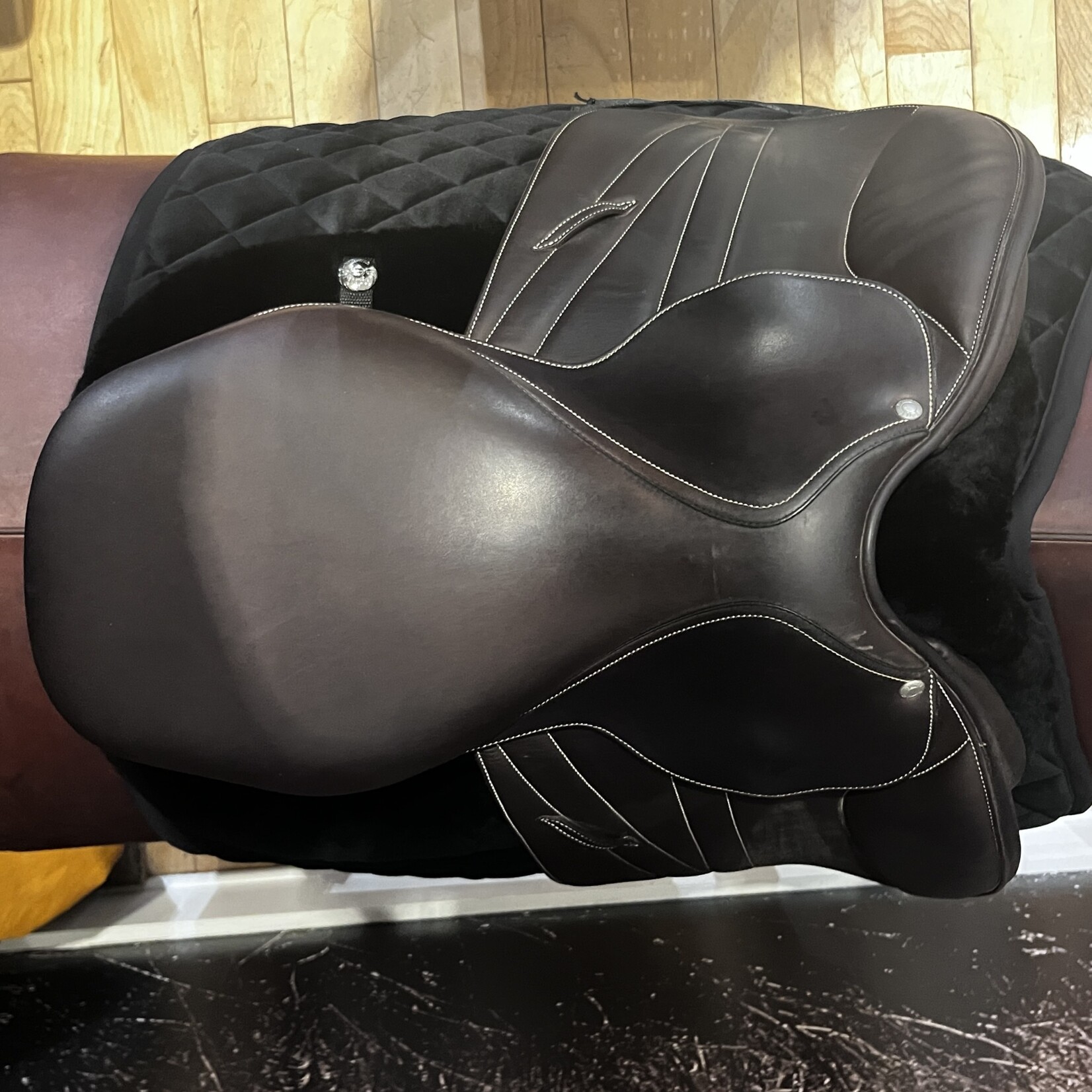 Butet #22 20798 Consigned Butet Jumping Saddle, Premium, 17" L (Semi Flat Seat), 1 Flap, WIDE TREE Wool panel, Cachou, includes cover