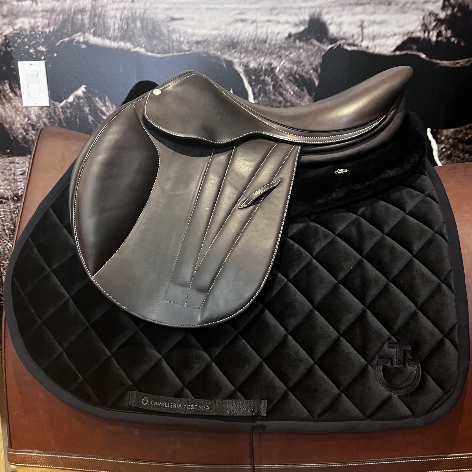 Butet #22 20798 Consigned Butet Jumping Saddle, Premium, 17" L (Semi Flat Seat), 1 Flap, WIDE TREE Wool panel, Cachou, includes cover