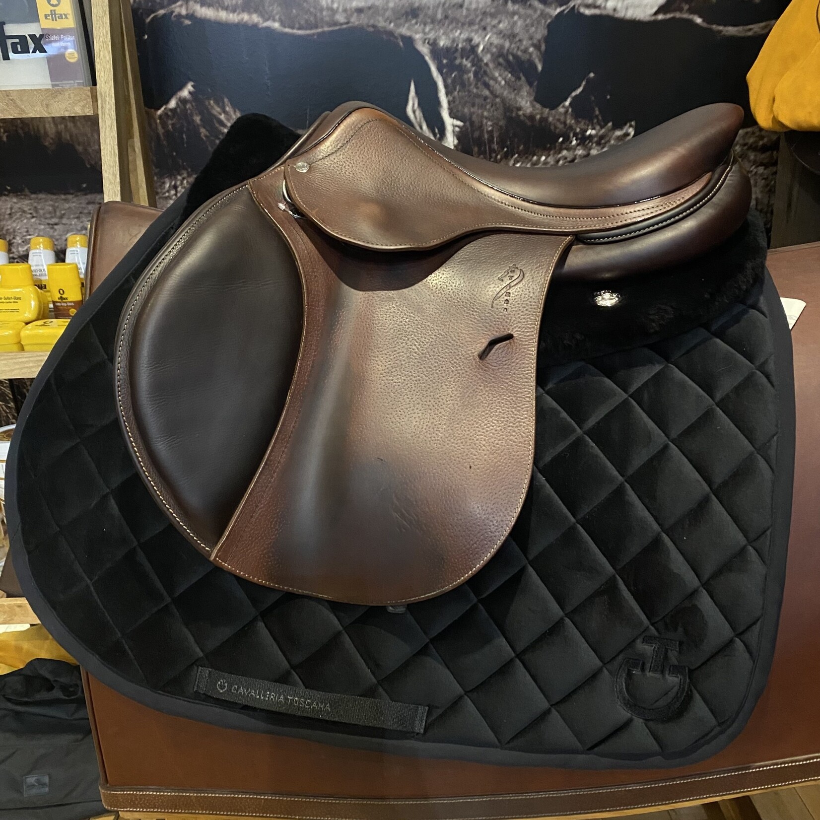 antares #21 0715 Consigned Antares Saddle, 17" seat, 2N flap dot to dot measures 4.5", cover included