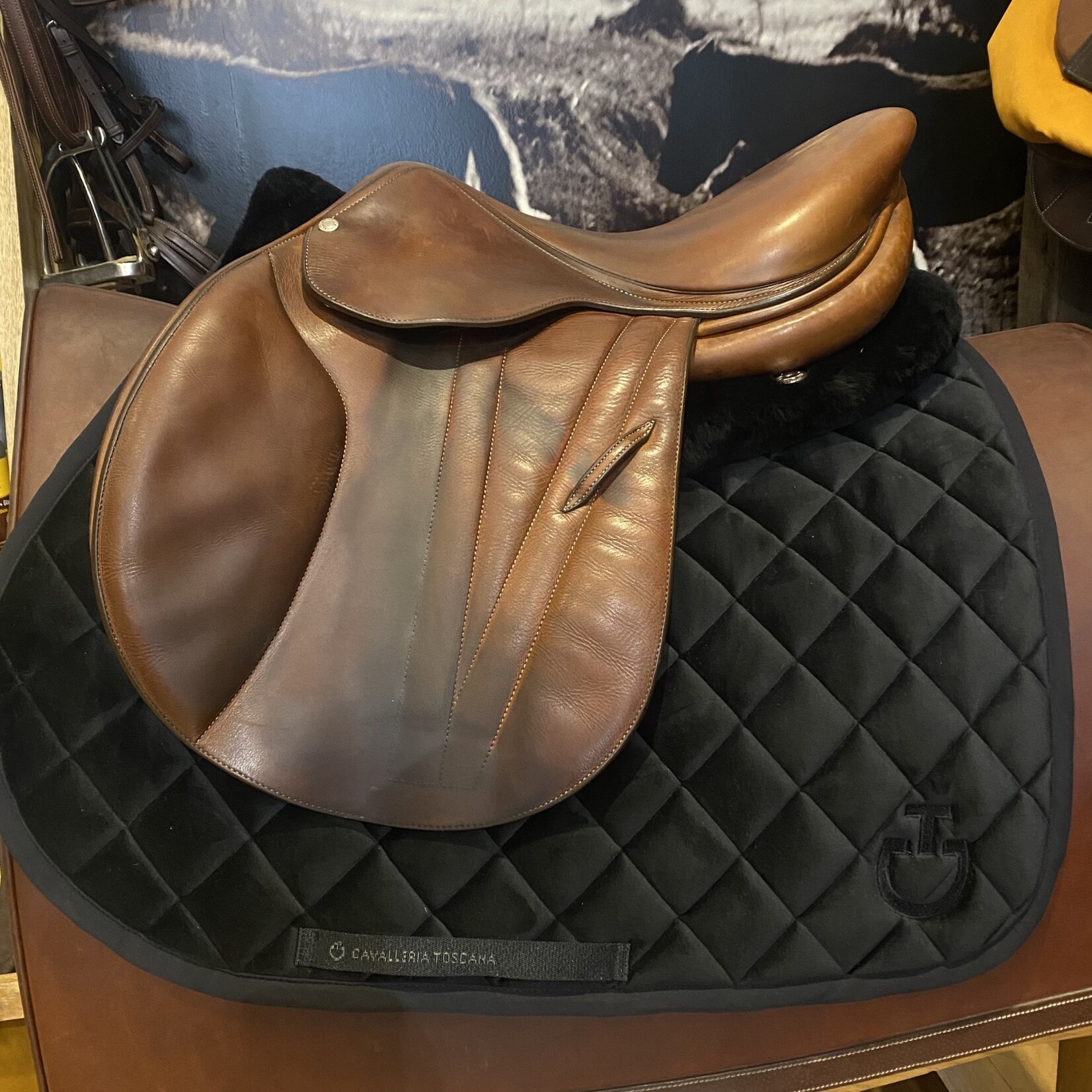 Butet #16 094 Demo Butet Premium Gold Saddle w/ integrated flaps, 17” L seat, 2 Flap, Wide tree , w/ cover