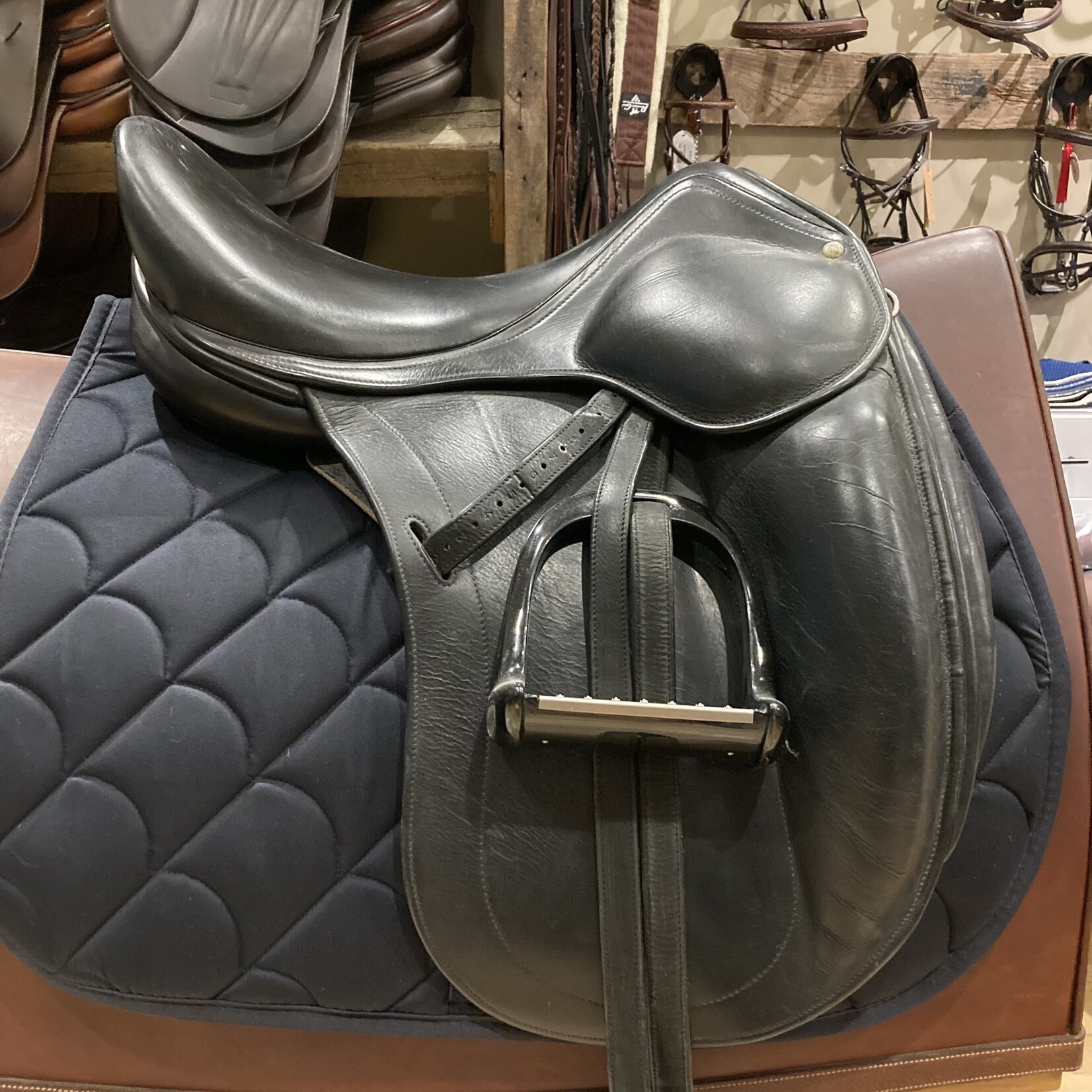 #255 12  Consigned Luc Childeric DAC 2 Dressage, 18 seat, memory foam panel, 2 blocks, buffalo covered monoflap