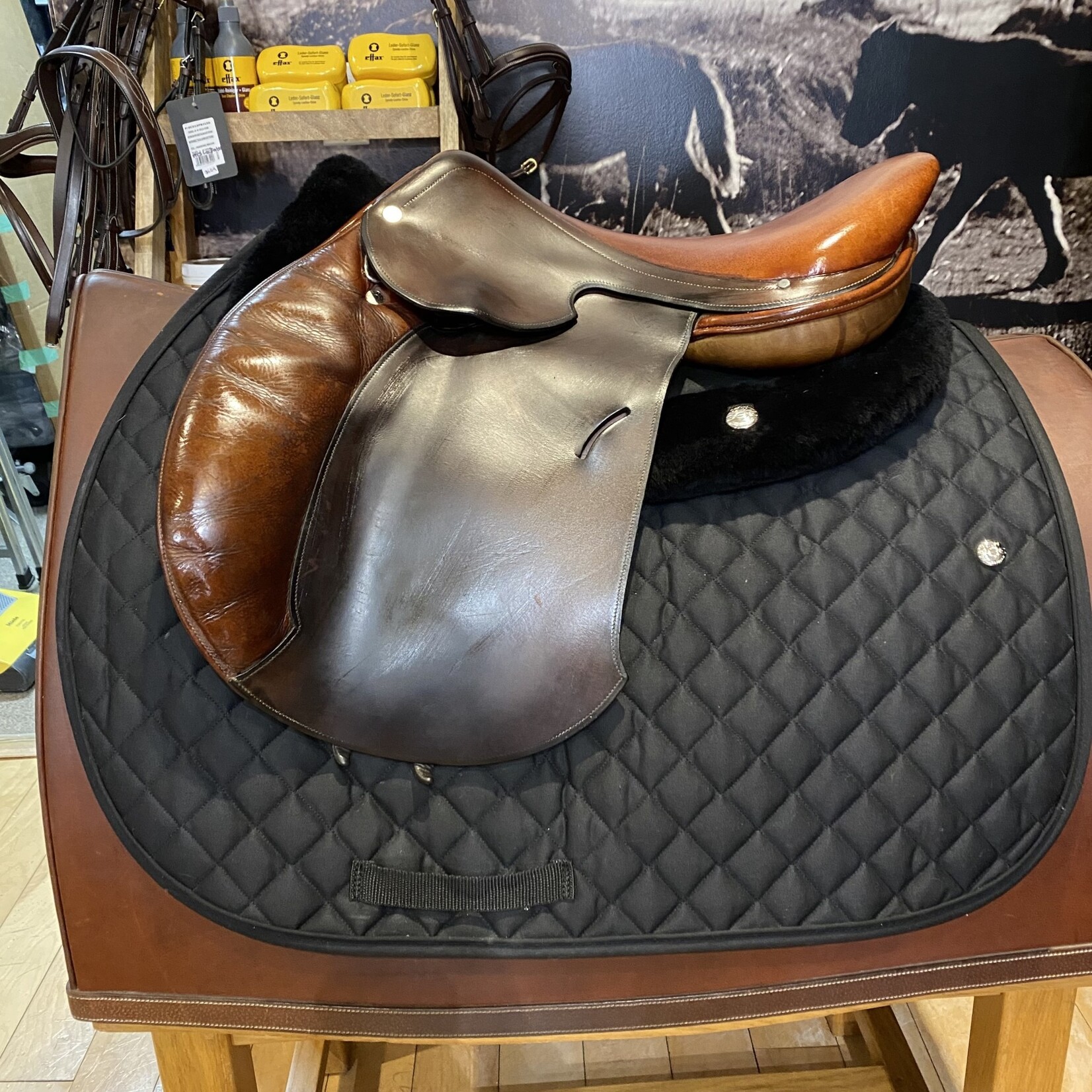 Hermès #43 925 Consigned Hermès Essentielle Saddle, 17" Med/Narrow tree tree, buffalo seat & padded flaps, comes with cover
