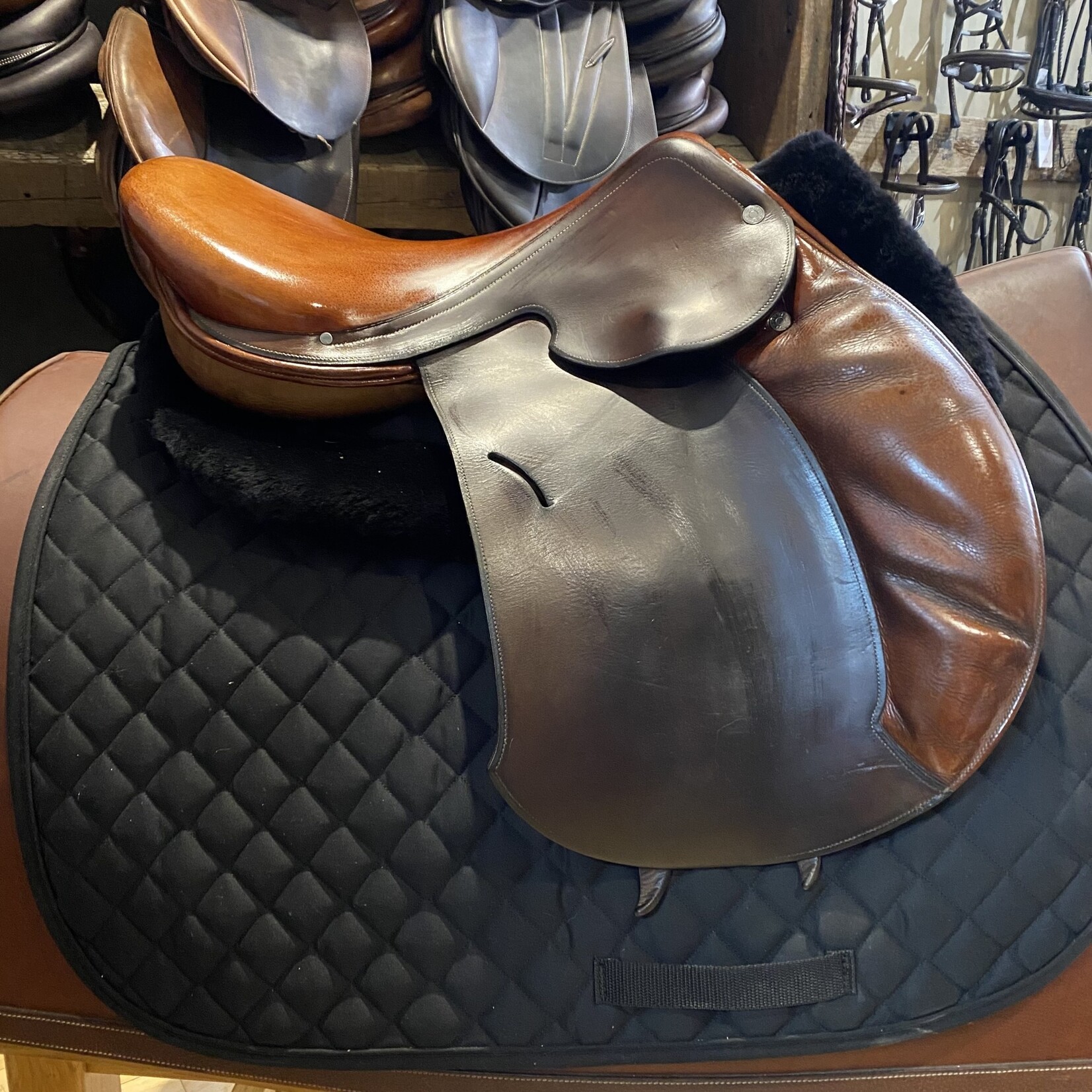 Hermès #43 925 Consigned Hermès Essentielle Saddle, 17" Med/Narrow tree tree, buffalo seat & padded flaps, comes with cover