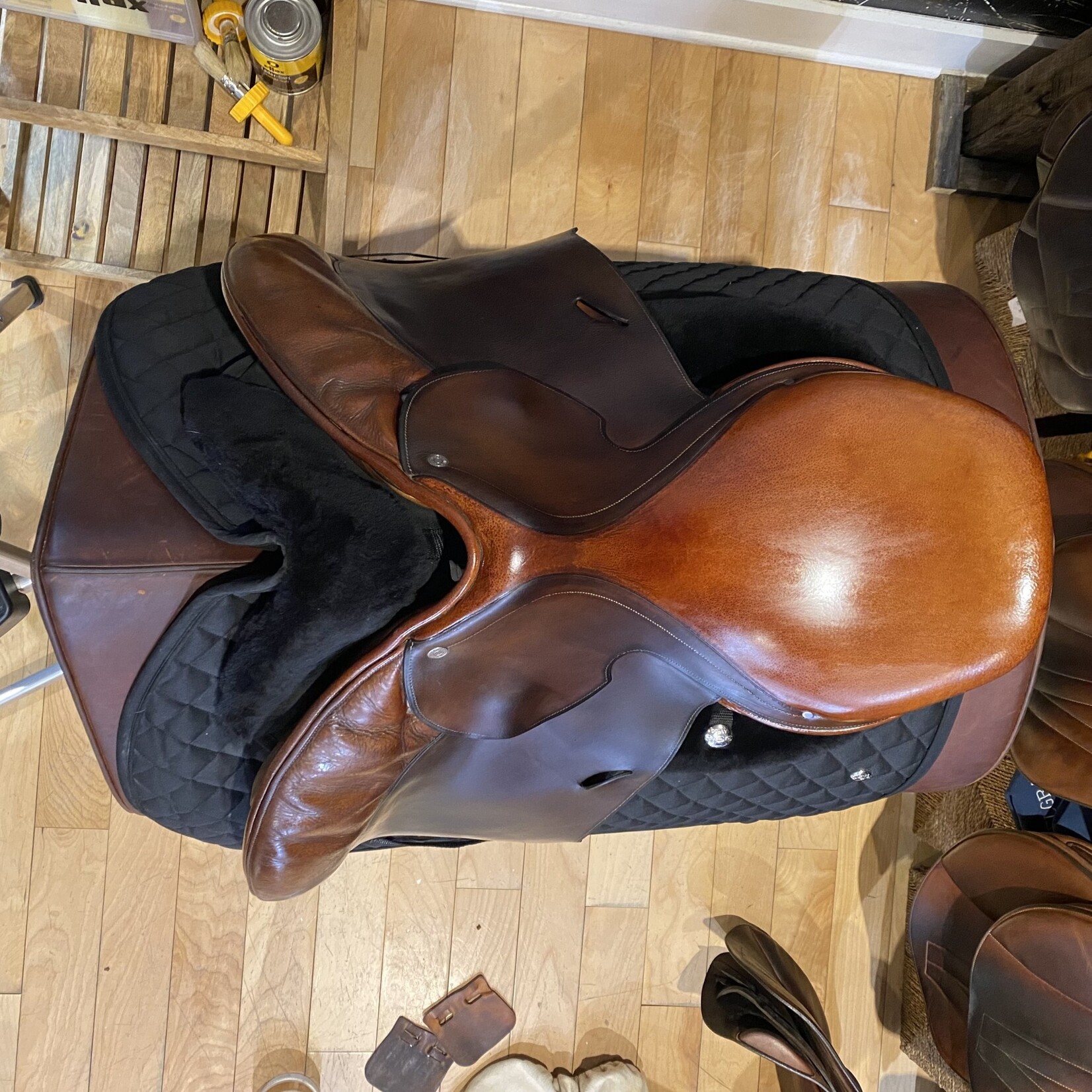 Hermès #43 925 Consigned Hermès Essentielle Saddle, 17" Med/Narrow tree tree, buffalo seat & padded flaps, comes with cover