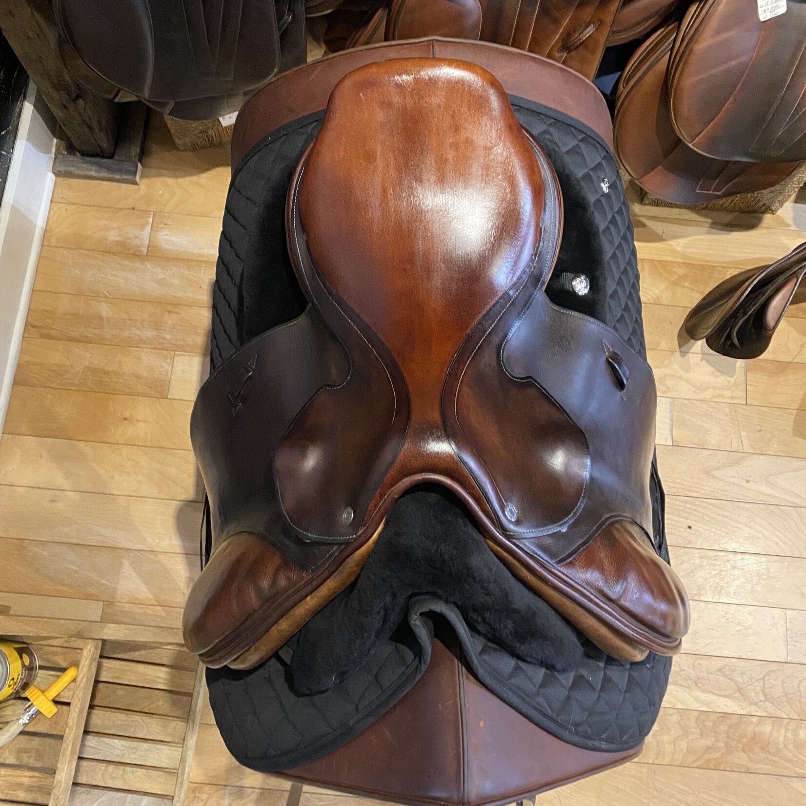 Hermès #43 921 Consigned Hermès Brasilia Saddle, 17" Med/Narrow tree, buffalo seat & padded flaps, comes with cover
