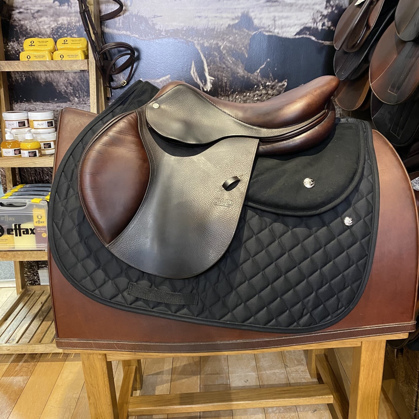 CWD #17 59434 Consigned CWD SE01 Saddle 17.5" TC Seat (Flat) 2C Flap, PA (less fill) RT (cut back at shoulders), includes cover