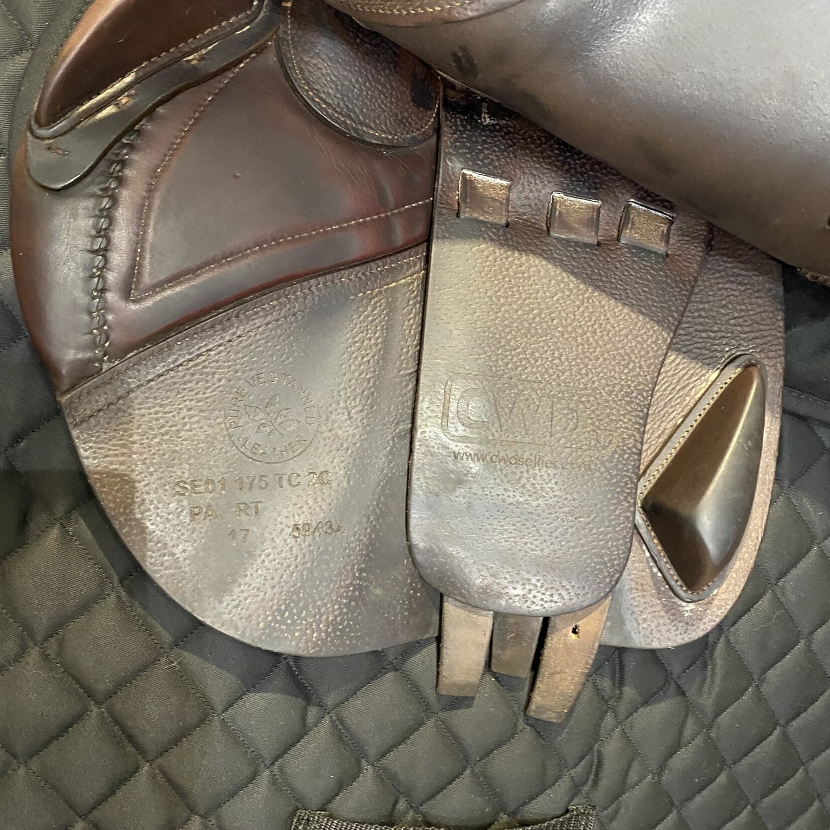 CWD #17 59434 Consigned CWD SE01 Saddle 17.5" TC Seat (Flat) 2C Flap, PA (less fill) RT (cut back at shoulders), includes cover