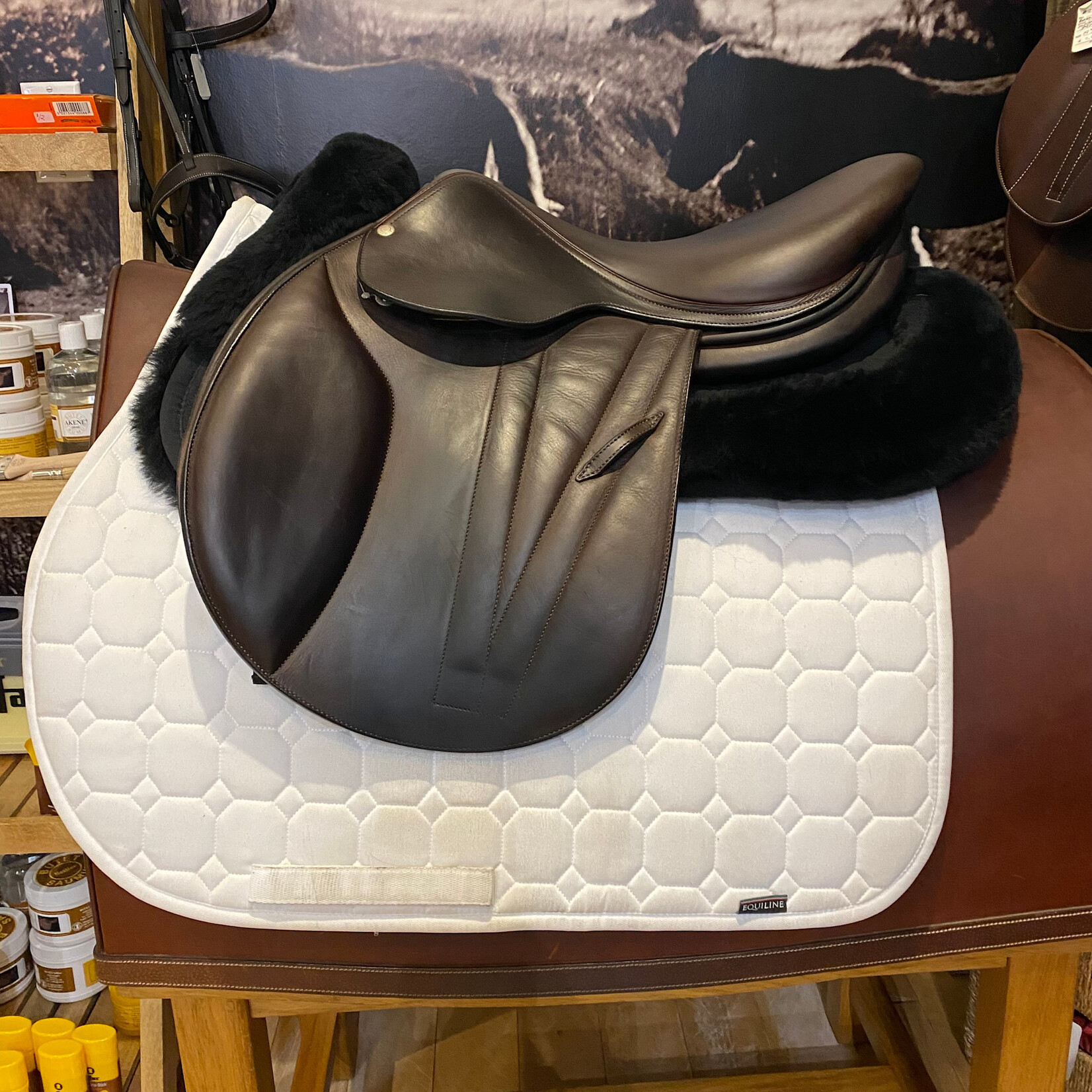 Butet #21 18973 Demo Butet Jumping Saddle Integrated Premium, L (Semi-flat) 2 Flap 17" Cachou , Wool, WIDE TREE, includes cover