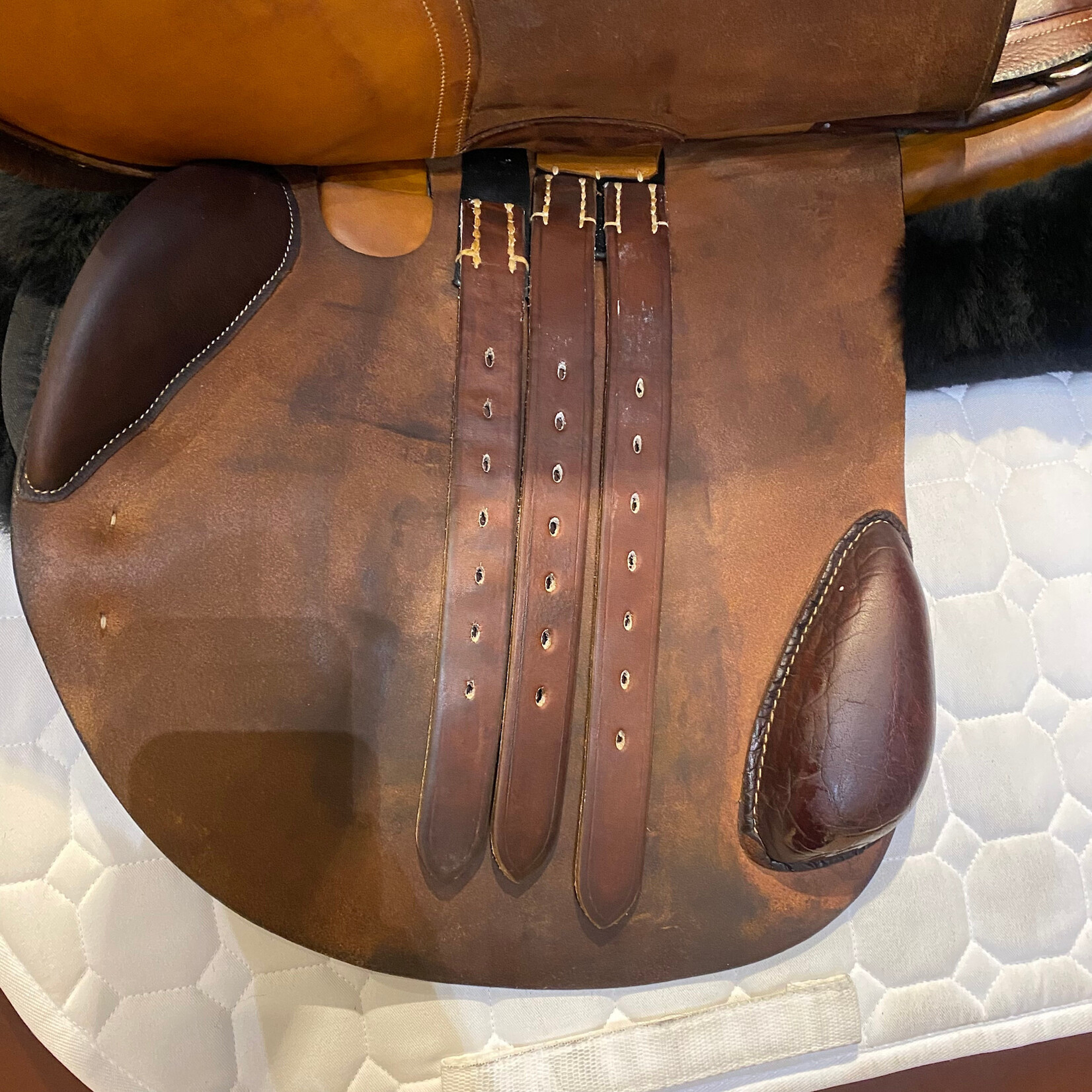 Hermès #43 387 Consigned Hermès Senlis Saddle, 18" Med/Narrow tree, includes Hermes cover