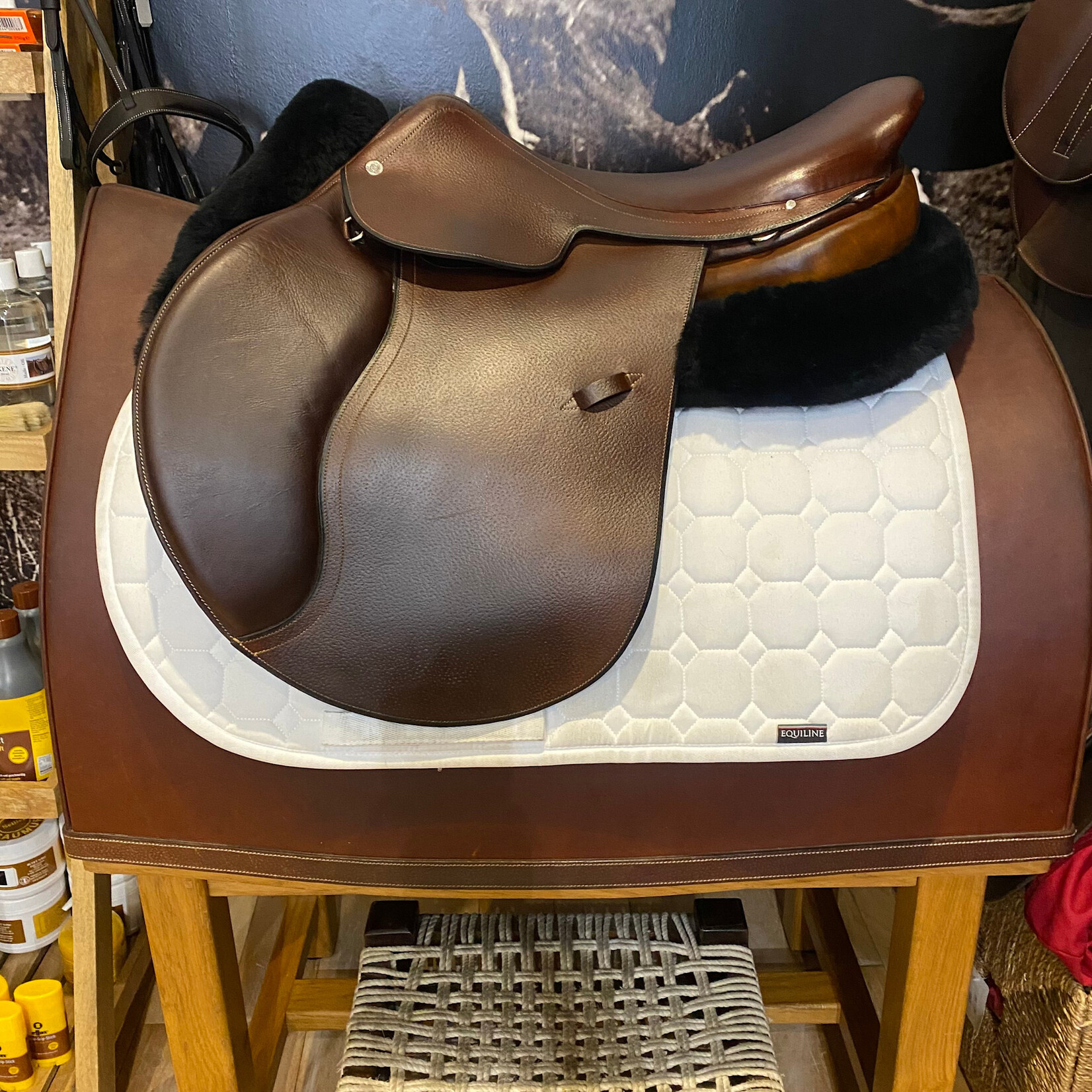 Hermès #43 387 Consigned Hermès Senlis Saddle, 18" Med/Narrow tree, includes Hermes cover