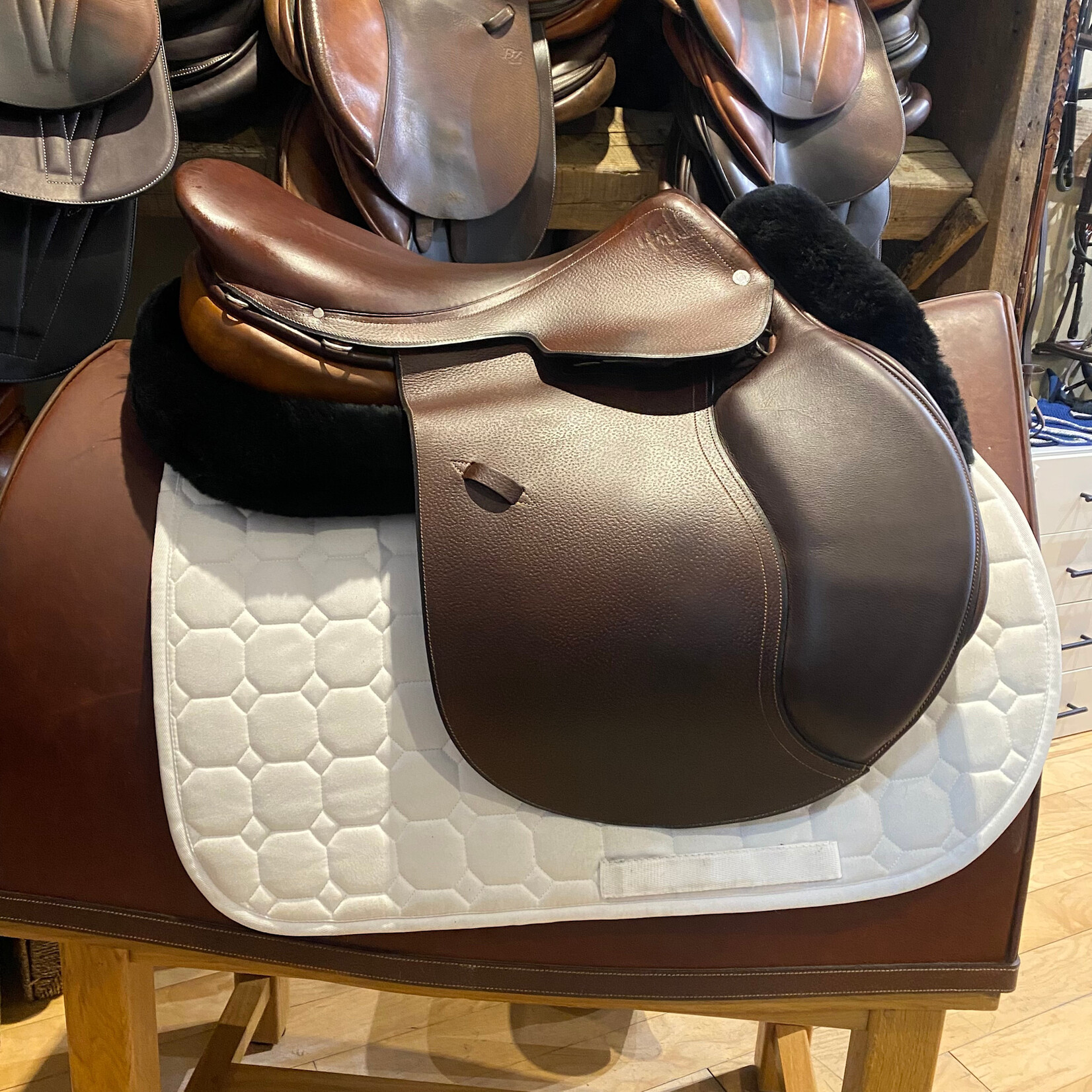 Hermès #43 387 Consigned Hermès Senlis Saddle, 18" Med/Narrow tree, includes Hermes cover