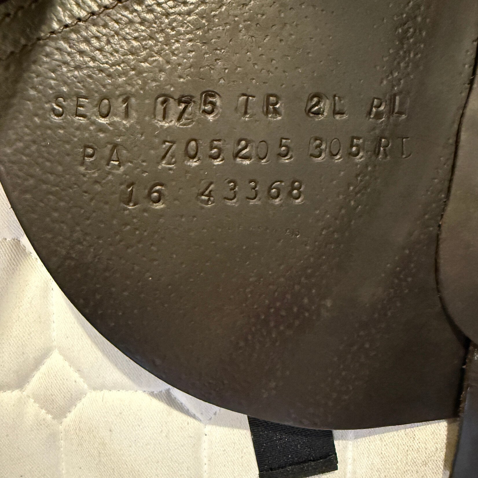 CWD #16 43368 Consigned CWD SE01 Saddle 17.5" TR Seat (Half Deep) 2L Flap, PRO PANEL RT (cut back at shoulder), includes 54" CWD Lined leathers, Kwik-Out Safety Irons, and CWD cover