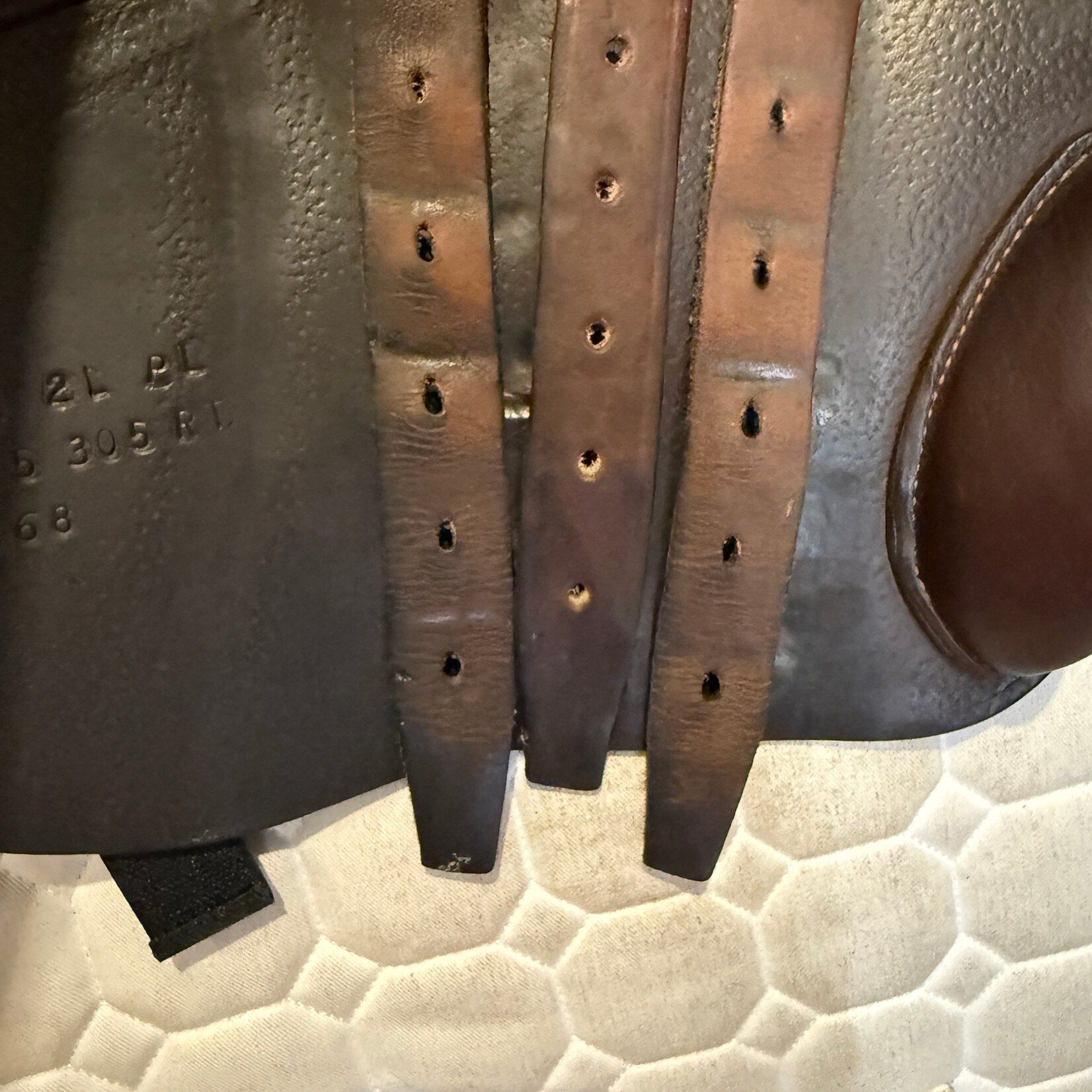 CWD #16 43368 Consigned CWD SE01 Saddle 17.5" TR Seat (Half Deep) 2L Flap, PRO PANEL RT (cut back at shoulder), includes 54" CWD Lined leathers, Kwik-Out Safety Irons, and CWD cover