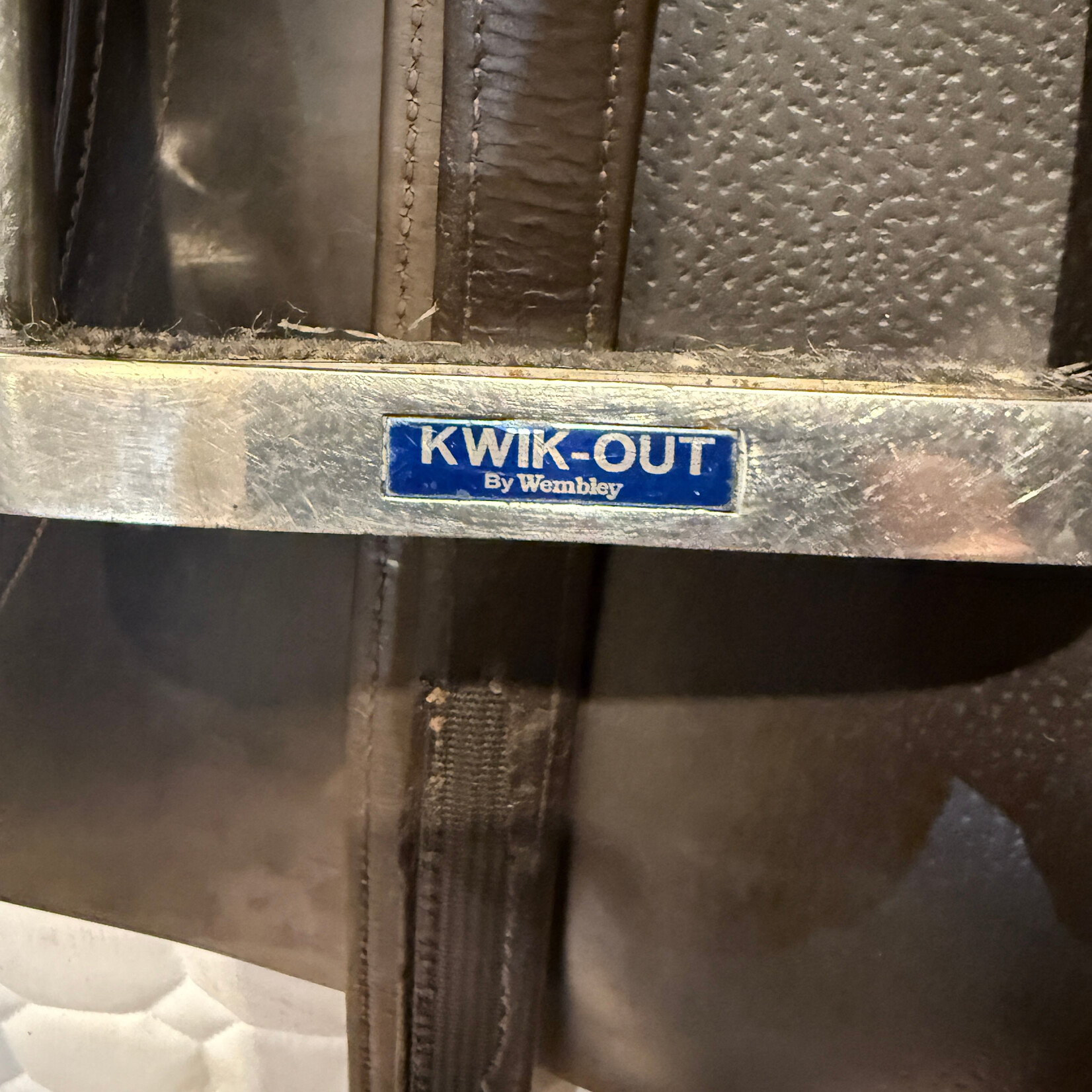 CWD #16 43368 Consigned CWD SE01 Saddle 17.5" TR Seat (Half Deep) 2L Flap, PRO PANEL RT (cut back at shoulder), includes 54" CWD Lined leathers, Kwik-Out Safety Irons, and CWD cover