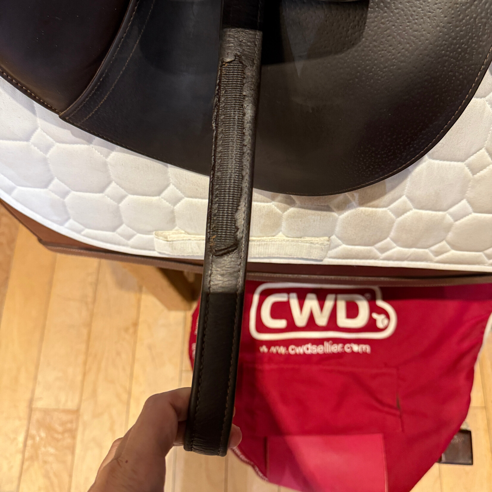 CWD #16 43368 Consigned CWD SE01 Saddle 17.5" TR Seat (Half Deep) 2L Flap, PRO PANEL RT (cut back at shoulder), includes 54" CWD Lined leathers, Kwik-Out Safety Irons, and CWD cover