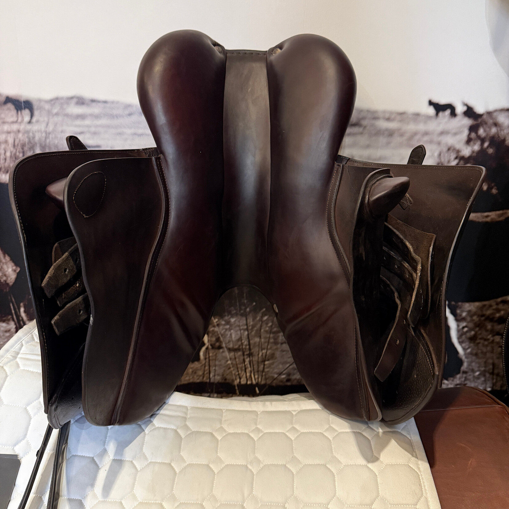 CWD #16 43368 Consigned CWD SE01 Saddle 17.5" TR Seat (Half Deep) 2L Flap, PRO PANEL RT (cut back at shoulder), includes 54" CWD Lined leathers, Kwik-Out Safety Irons, and CWD cover