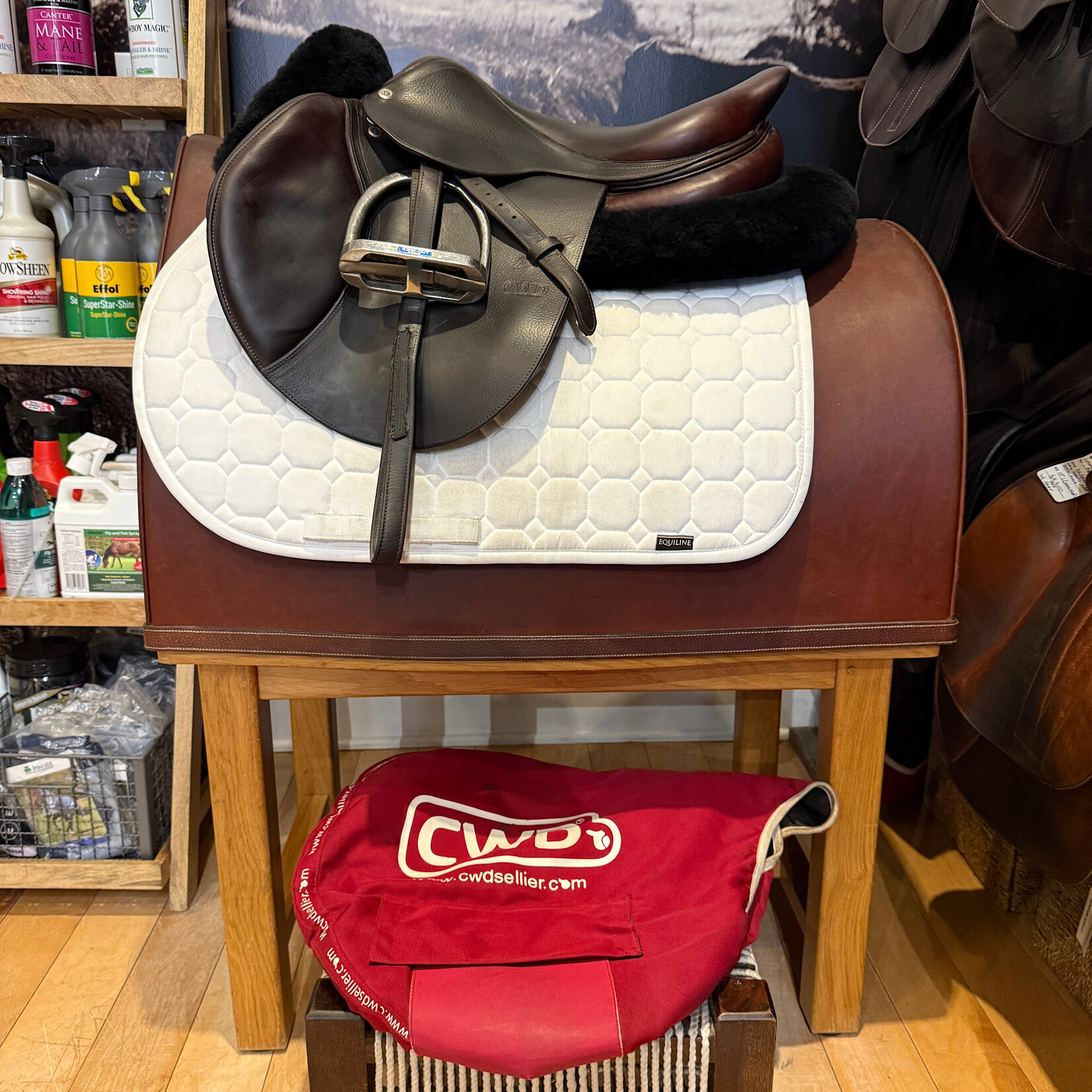 CWD #16 43368 Consigned CWD SE01 Saddle 17.5" TR Seat (Half Deep) 2L Flap, PRO PANEL RT (cut back at shoulder), includes 54" CWD Lined leathers, Kwik-Out Safety Irons, and CWD cover