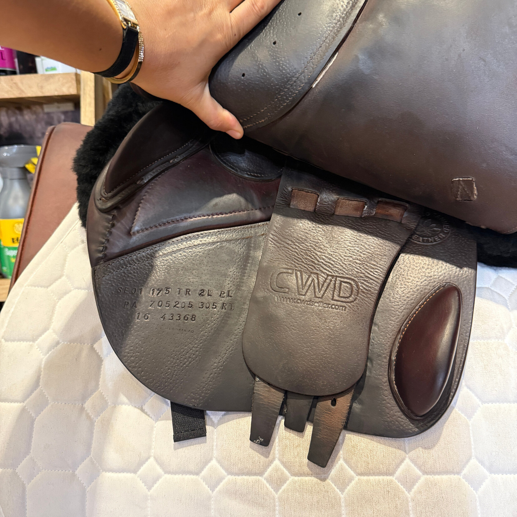 CWD #16 43368 Consigned CWD SE01 Saddle 17.5" TR Seat (Half Deep) 2L Flap, PRO PANEL RT (cut back at shoulder), includes 54" CWD Lined leathers, Kwik-Out Safety Irons, and CWD cover