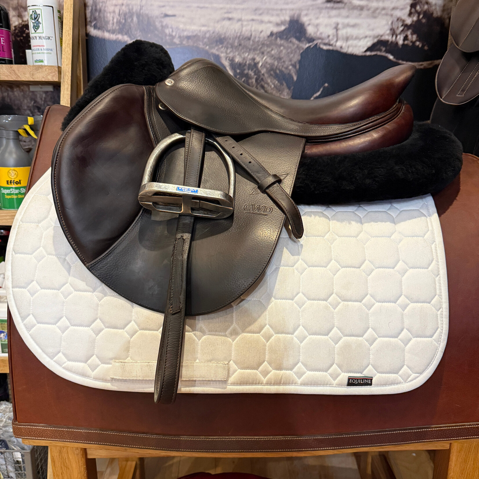 CWD #16 43368 Consigned CWD SE01 Saddle 17.5" TR Seat (Half Deep) 2L Flap, PRO PANEL RT (cut back at shoulder), includes 54" CWD Lined leathers, Kwik-Out Safety Irons, and CWD cover