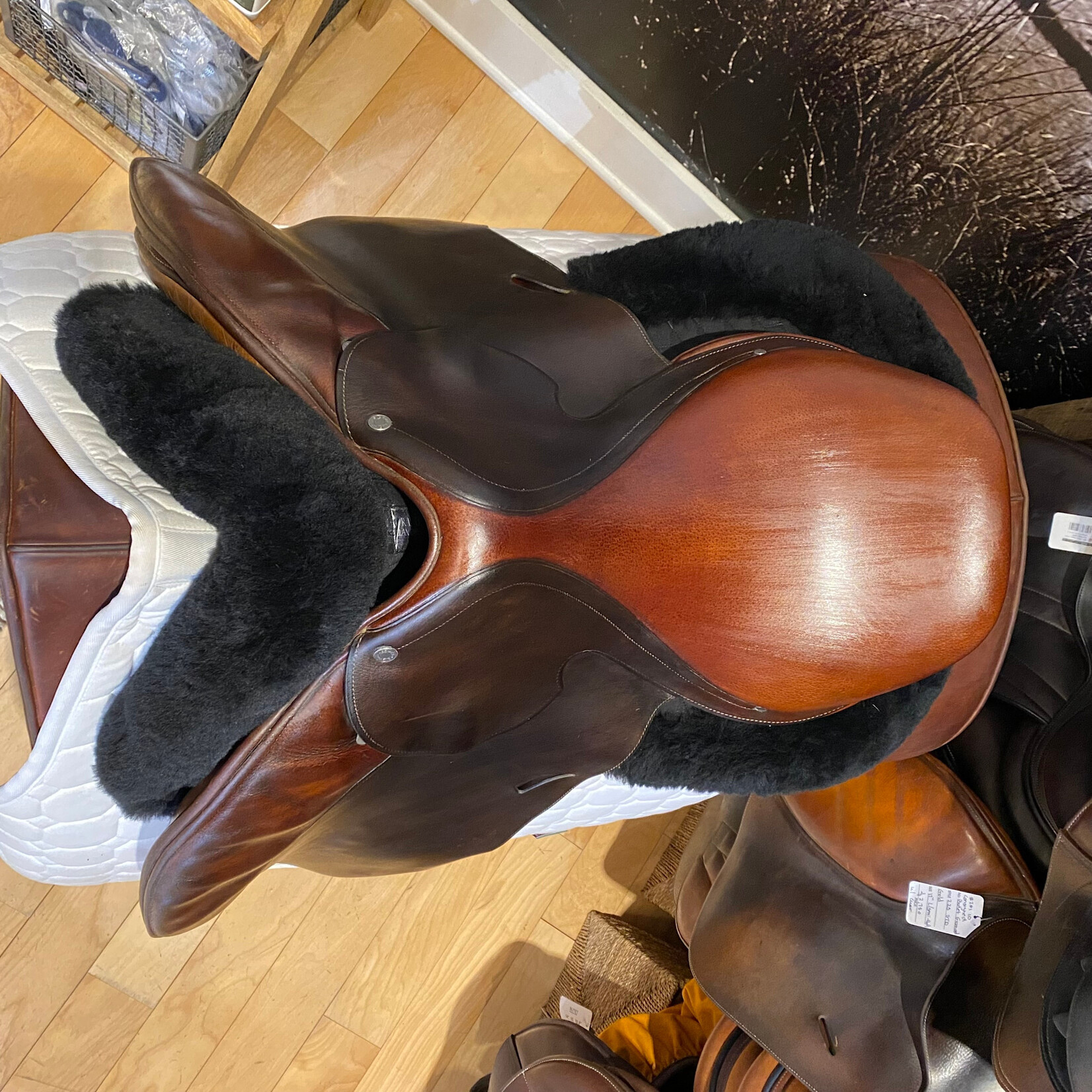 Hermès #40 437 Consigned Hermès Essentielle Saddle, 17" Med tree (measures 4.25" dot to dot), comes with cover