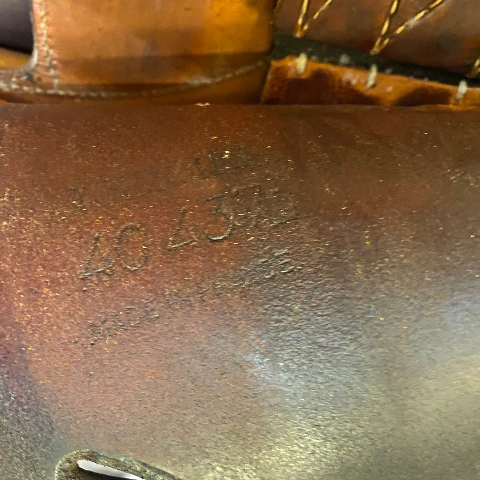 Hermès #40 437 Consigned Hermès Essentielle Saddle, 17" Med tree (measures 4.25" dot to dot), comes with cover