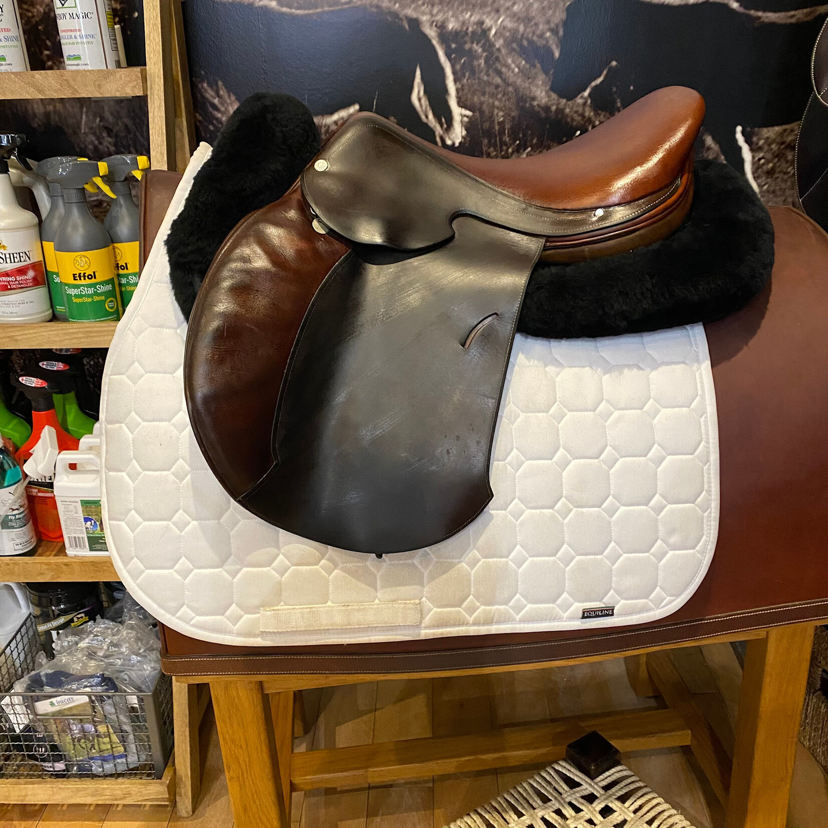 Hermès #40 437 Consigned Hermès Essentielle Saddle, 17" Med tree (measures 4.25" dot to dot), comes with cover